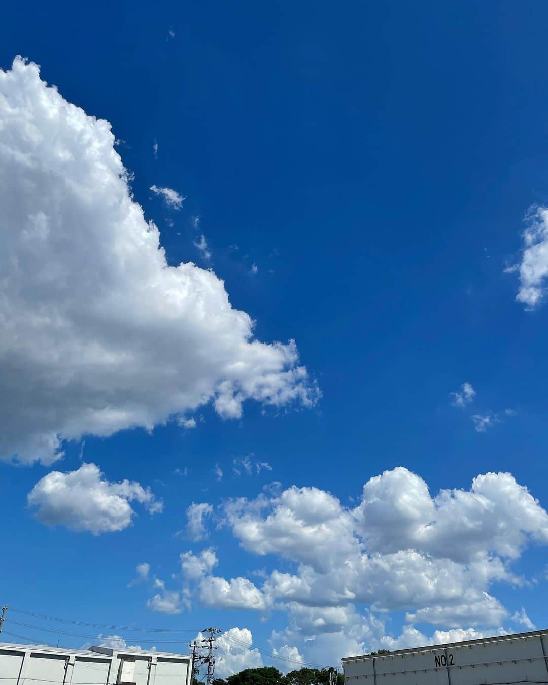 音月桂さんのインスタグラム写真 - (音月桂Instagram)「スッキリした空の鮮やかな青色と ふわふわ綿菓子みたいな真っ白い雲…  夏らしい温度を確実に感じながら ある作品の撮影にはいりました。  みなさま今日も素敵な1日を！！ Let's have a fantastic day ☺︎  #青空部」7月19日 15時27分 - keiotozuki_official
