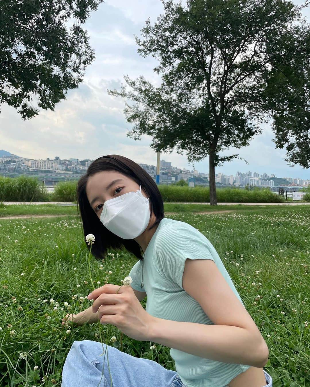 イ・セヨンさんのインスタグラム写真 - (イ・セヨンInstagram)「토끼풀꽃💚 팔찌를 만들어주마🌸」7月19日 15時34分 - seyoung_10