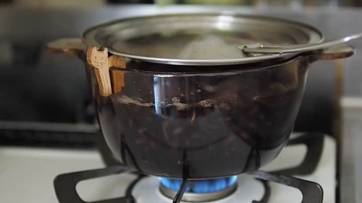 Rocoのインスタグラム：「07.19 季節はずれの黒豆煮ております  #rocoごはん#黒豆」