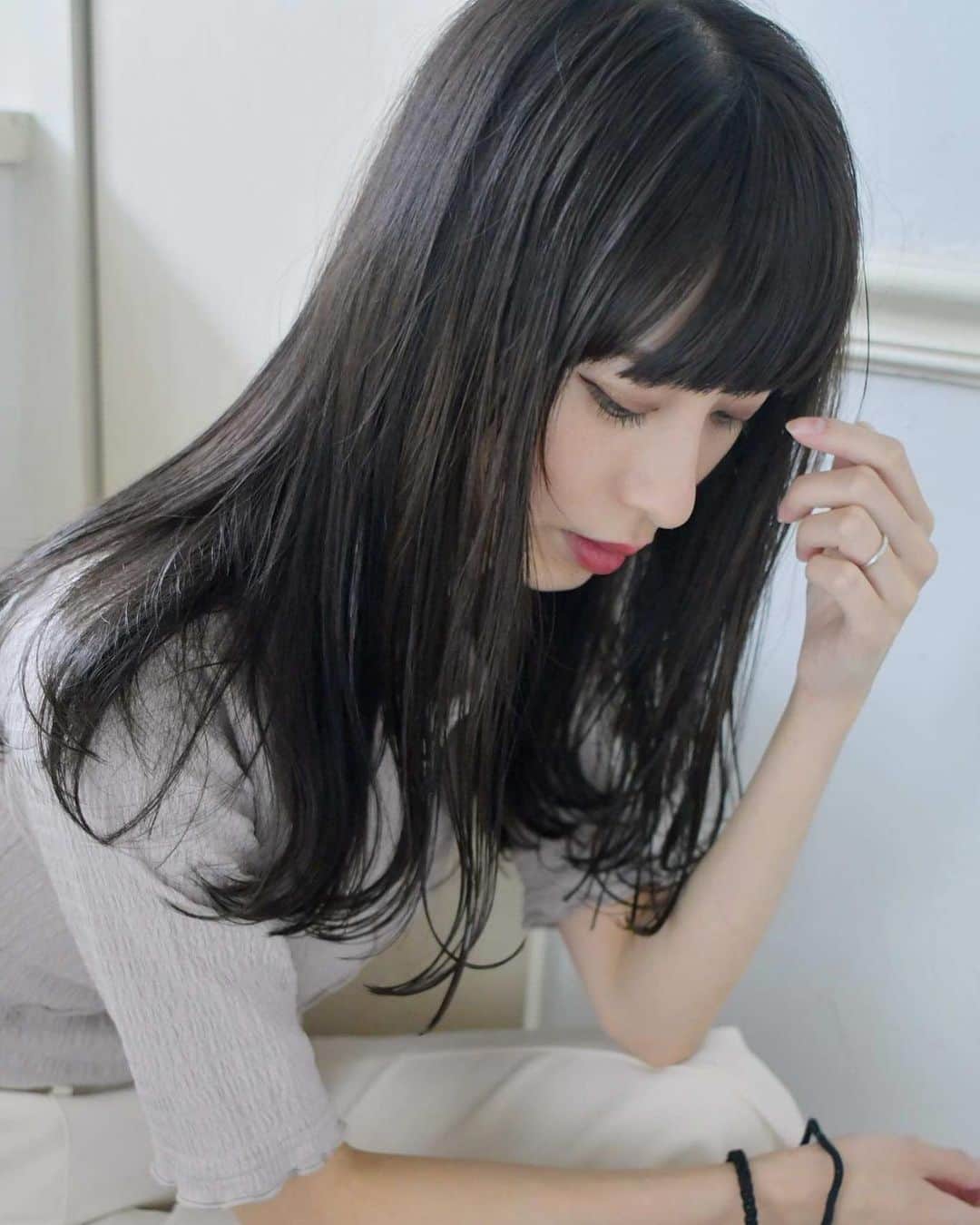 山形麻由香さんのインスタグラム写真 - (山形麻由香Instagram)「. . お久しぶりすぎる。 ５ヶ月近くかな？ やっとやっと。髪の毛を @yuichiro0522 さんに 綺麗にしてもらいました😭😭😭 . . 本当に誰？ってレベルで放置してたから やっと自分が帰ってきたような感じが します💖🥺 . . @tatsuya_kumamoto さんに サクッと撮影もしてもらいました☺️ . . 腕のゴムがサクッと感を出してくれてます笑 急ぎで撮ってもらったので☺️ . . この髪型が1番しっくり来ます。 . . あのんを一日遊んでくれた森本家 維弓を見てくれた旦那さんに感謝🙇‍♀️ . .」7月19日 7時02分 - mayukah0117