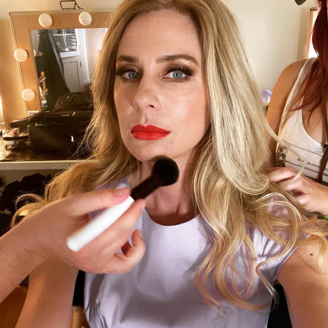 アン・デュデックのインスタグラム：「I did not roll out of bed looking like this. I am very happy to be working on an incredibly cool movie…details to come….」