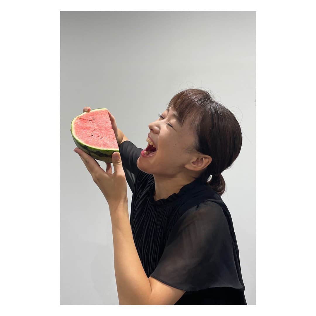 有田優理香のインスタグラム：「🍉🍉🍉  大気の状態が不安定な日が続いていましたが、きょうからは天気が回復して暑くなりそうですね☀️  熱中症対策をしっかりして1週間頑張って行きましょ〜💪  実家から新潟のスイカが届いた💓 私の夏が始まる🏄‍♂️🏄‍♂️🏄‍♂️  #広島テレビ #テレビ派 #新潟名物 #小玉スイカ #巻町 #すでに日焼けしてる #ひょっこりはん」