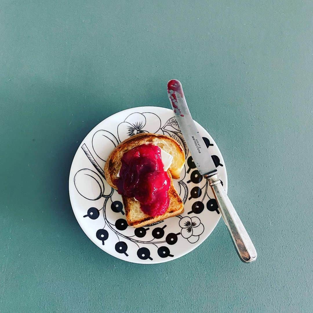 伊藤まさこのインスタグラム：「果実モチーフのプレートに昨日のジャムをのせたトーストを。おはよう🍒」
