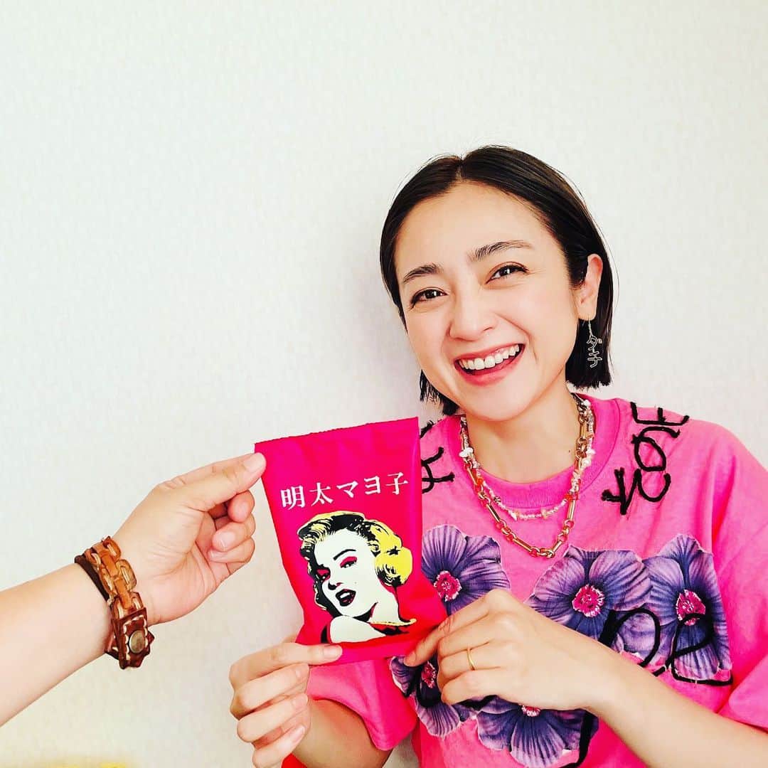 のインスタグラム：「💗💙💗 親友がくれたお菓子の ネーミングセンス！✨」