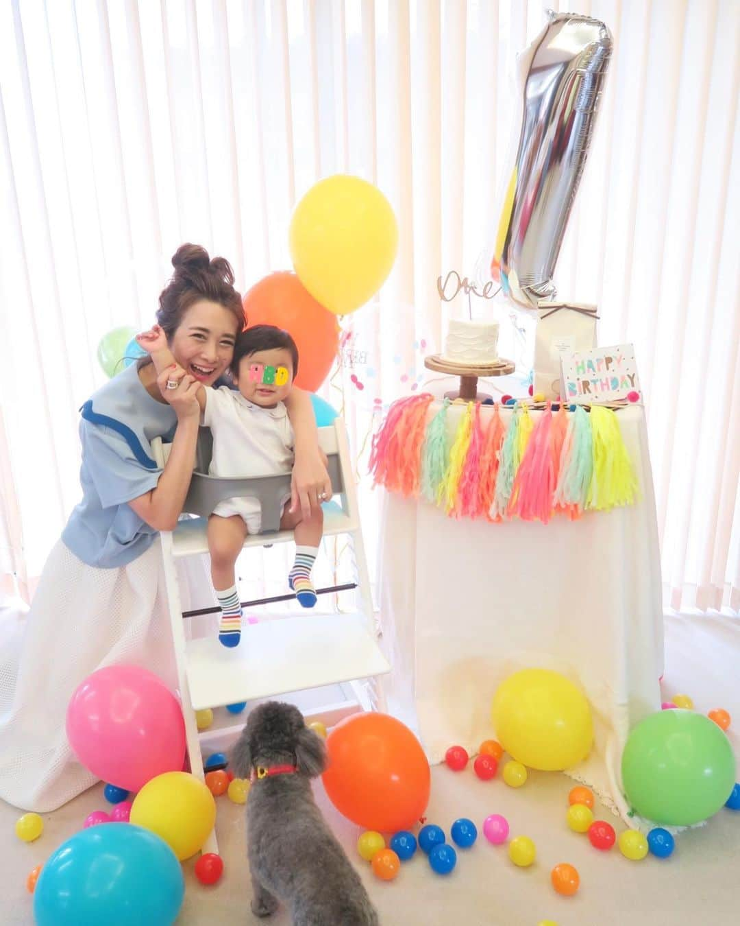 Mai Wakimizuさんのインスタグラム写真 - (Mai WakimizuInstagram)「改めて♡1歳のお誕生日会は両家揃って自宅でお祝いしました＼(^o^)／プールからのお誕生日会、なかなかハードね。笑 テーマはレインボーにしたので息子は靴下で意識♡バルーンがお気に召したようで、撮影中ずっと振り回しててケーキが落ちないかヒヤヒヤした。笑(すーぐ飽きてたけど。笑)唯一この1枚だけがカプリ登場だったのに息子もたまたまカメラ目線でめちゃくちゃ貴重なbest shotになりました♡2枚目の動画は私の爆音声注意。おめでとーう！イエーイ！笑 テンション高いの私だけ。笑 いつも通りこの1ヶ月の成長をメモ♡ ✔︎一人で立つことが出来る ✔︎最高4歩歩けた ✔︎出来る芸が一気に増えた (グーパー.ちゃいますちゃいます.いないいないバー.あちゃー.ありがとう.乾杯) ✔︎頭、お腹、おへそ、お鼻、お耳が分かる ✔︎鼻の下を伸ばしてもーの顔は癖 ✔︎指差しが出来る ✔︎積み木を積み上げることが出来る ✔︎RS感染済 ✔︎体重9.0kg #1歳誕生日#1歳#1歳男の子#男の子ママ#happybirthday#1stbirthday」7月19日 8時17分 - wakkin__m