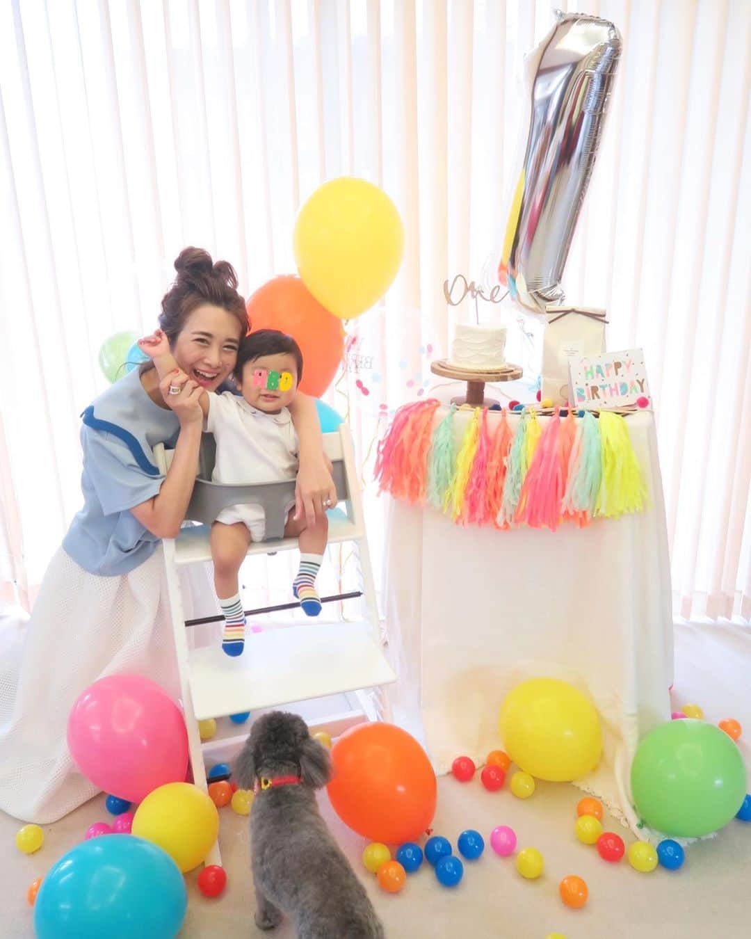 Mai Wakimizuのインスタグラム：「改めて♡1歳のお誕生日会は両家揃って自宅でお祝いしました＼(^o^)／プールからのお誕生日会、なかなかハードね。笑 テーマはレインボーにしたので息子は靴下で意識♡バルーンがお気に召したようで、撮影中ずっと振り回しててケーキが落ちないかヒヤヒヤした。笑(すーぐ飽きてたけど。笑)唯一この1枚だけがカプリ登場だったのに息子もたまたまカメラ目線でめちゃくちゃ貴重なbest shotになりました♡2枚目の動画は私の爆音声注意。おめでとーう！イエーイ！笑 テンション高いの私だけ。笑 いつも通りこの1ヶ月の成長をメモ♡ ✔︎一人で立つことが出来る ✔︎最高4歩歩けた ✔︎出来る芸が一気に増えた (グーパー.ちゃいますちゃいます.いないいないバー.あちゃー.ありがとう.乾杯) ✔︎頭、お腹、おへそ、お鼻、お耳が分かる ✔︎鼻の下を伸ばしてもーの顔は癖 ✔︎指差しが出来る ✔︎積み木を積み上げることが出来る ✔︎RS感染済 ✔︎体重9.0kg #1歳誕生日#1歳#1歳男の子#男の子ママ#happybirthday#1stbirthday」