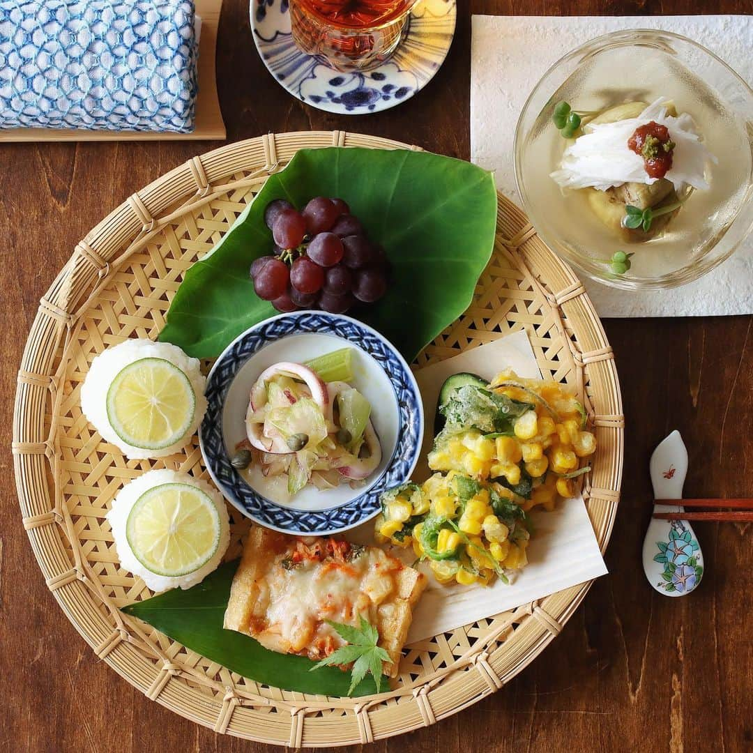 のん ◡̈*のインスタグラム：「・ ・ ひんやりおかずで朝ごはん🎐 ・ よく冷やした焼きなすと長芋そうめんを合わせ 冷たいお出汁を注いでいただく茄子の冷だし🍆 ・ 焼いた茄子の香ばしい香りととろける実を 長芋と出汁が包み込む❤️ 添えた自家製梅干しと柚子胡椒がよく合う至福の一品です😋✨ ・ 薄揚げのチーズ焼きは 油抜きをしてキッチンペーパーで水分をおさえた 薄揚げにマヨネーズを塗り、ひきわり納豆、葱、 刻んだキムチ、とろけるチーズをのせて焼きました♩ ・ とうもろこしのかき揚げは子供達の大好物💛 夜ご飯の分までたくさん準備しました😋 ・ ・ ◎とうもろこしと三つ葉のかきあげ ◎うすあげチーズ焼き/納豆キムチ ◎すだち塩むすび ◎イカとセロリのマリネ ◎焼きなすと長芋そうめんの冷だし ◎デラウェア ◎ルイボスティー ・ ・ 夏休みに突入しましたが それぞれに忙しく家には誰ひとりおらず💧 静かすぎる夏休みです🥲 ・ この時間を利用して、金継ぎでもはじめてみようかと 思う今日この頃😂 ↑おすすめの道具があれば教えてください♡ ・ 昨日は息子と中学校の見学説明会に行ってきました。 この週末は次女の大学オープンスクールで、 付き添う私の方がワクワクしています🥺❤️ ・ 夏休みは塾と部活であっという間に終わりそうだけど 私は変わらず毎日のご飯で子供達のサポートを頑張ります✊🏻 ・ ・ ・ ・ ---------------------------------------------- #心はぐくむごはん 🌸  大切な人を想いながら作る日々のごはんは 心にも栄養を届けています。 皆さんが作るお料理やお弁当のpostに タグをつけてご参加ください🤗 あたたかいごはんの輪がひろがりますように。 ・ ・ ・ #丁寧な暮らし #おうちごはん　 #フーディーテーブル #盛り付け #おうちごはんlover #朝ごはん #おむすび #おにぎり#塩むすび #とうもろこしのかき揚げ #マリネ #とうもろこし #かき揚げ #焼きなす #和食 #家庭料理 #キナリノ #和食器 #うつわ #器 #心和庵 #岡悠 #吉田崇昭 #てづくりごはん365 #아침 #washoku #igersjp #instafood」