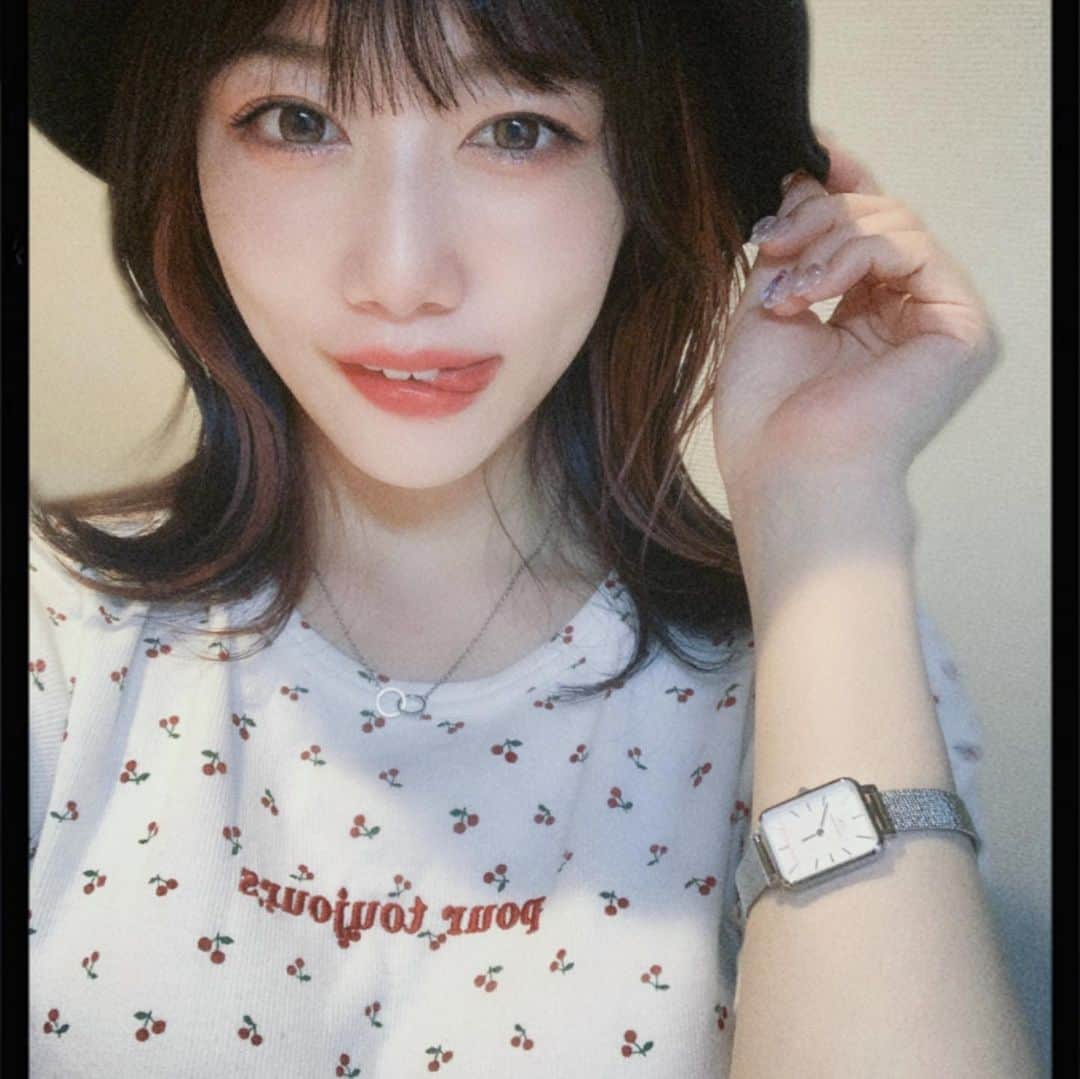 小湊優香さんのインスタグラム写真 - (小湊優香Instagram)「どんな服にでも合わせやすくて ほぼ毎日付けている腕時計とネックレス🕊𓈒 𓂂𓏸 ⁡ いつもはゴールド系選んでたけど パーソナルカラー診断してからは シルバー選びがち🤭💓 ⁡ ⁡ ⁡ ⏬お得な情報⏬ 【miranic】で15%オフ✨ ⁡ 更に！6月29日～7月29日 DWホームページや直営店にて ¥25000以上のお買い上げで20％OFF✨ ¥35000以上のお買い上げで25％OFF✨ 15％OFFクーポンも併用ＯＫ🙆‍♀️ ⁡ ⁡ ⁡ ＠danielwellington　#ダニエルウェリントン  # DWサマーキャンペーン2021  #ootd#夏コーデ#シンプルコーデ#腕時計#ネックレス ⁡」7月19日 9時42分 - y.miranic