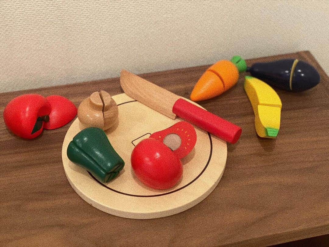 瀬戸サオリのインスタグラム：「🍅🥒🍠🥦🥑🍆 . 子供のものって ほんと何もかも可愛い🥺 . 朝から パパと野菜切ってた🤍 ＿＿＿＿＿＿＿＿＿＿＿ #おままごと #おもちゃ #楽天roomに載せてます」