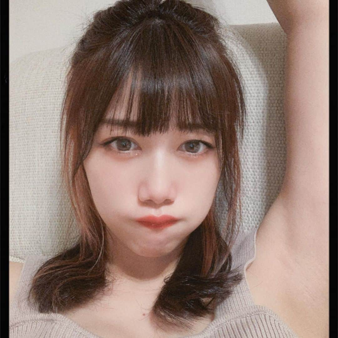 小湊優香さんのインスタグラム写真 - (小湊優香Instagram)「Newhair✨  シバタさん(@sync_shogo )にお願いしました！  ✩ ⋆ ✩ ⋆ ✩ ⋆ ✩ ⋆ ✩� ⋆ ✩ ⋆ ✩�  私のインスタを見て1万円以上のメニュー(カットカラーなど)で、超音波トリートメントケアが出来るケアプロをサービスでつけてくれるみたいです😳👏最後の動画見てね❣️  ✩ ⋆ ✩ ⋆ ✩ ⋆ ✩ ⋆ ✩� ⋆ ✩ ⋆ ✩�  夏だし派手にいきたいよねって事でインナーカラーに挑戦☺️🌺  シバタさんお店オープンおめでとうございます🎊 そしてドンピシャなカラーありがとうございます❣️  耳にかけると見えるインナーカラー✨ アレンジしても可愛い❣️  LiSAのライブ前にまたやろうと思いました☺️💕   #インナーカラー  #ピンクヘア  #ピンクインナーカラー」7月19日 10時07分 - y.miranic