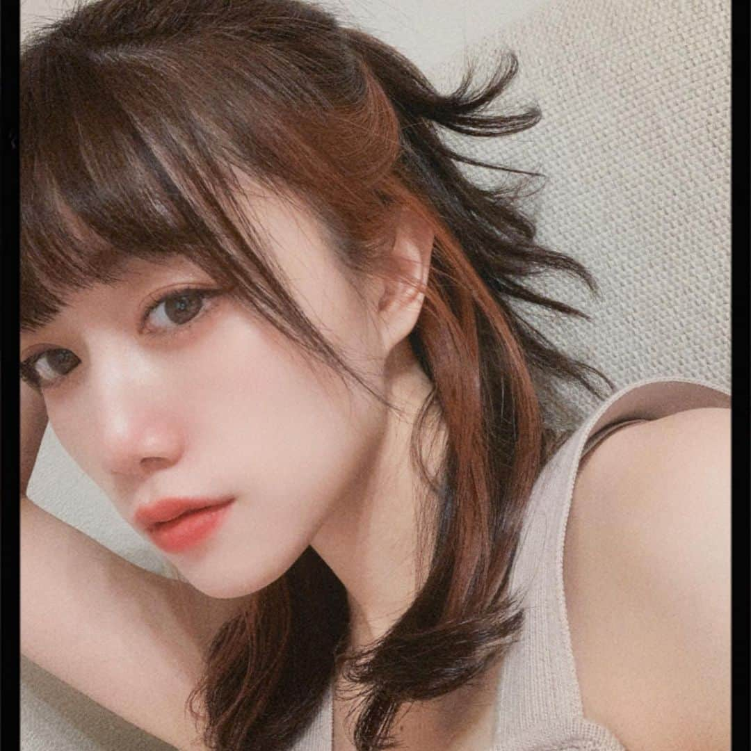 小湊優香さんのインスタグラム写真 - (小湊優香Instagram)「Newhair✨  シバタさん(@sync_shogo )にお願いしました！  ✩ ⋆ ✩ ⋆ ✩ ⋆ ✩ ⋆ ✩� ⋆ ✩ ⋆ ✩�  私のインスタを見て1万円以上のメニュー(カットカラーなど)で、超音波トリートメントケアが出来るケアプロをサービスでつけてくれるみたいです😳👏最後の動画見てね❣️  ✩ ⋆ ✩ ⋆ ✩ ⋆ ✩ ⋆ ✩� ⋆ ✩ ⋆ ✩�  夏だし派手にいきたいよねって事でインナーカラーに挑戦☺️🌺  シバタさんお店オープンおめでとうございます🎊 そしてドンピシャなカラーありがとうございます❣️  耳にかけると見えるインナーカラー✨ アレンジしても可愛い❣️  LiSAのライブ前にまたやろうと思いました☺️💕   #インナーカラー  #ピンクヘア  #ピンクインナーカラー」7月19日 10時07分 - y.miranic