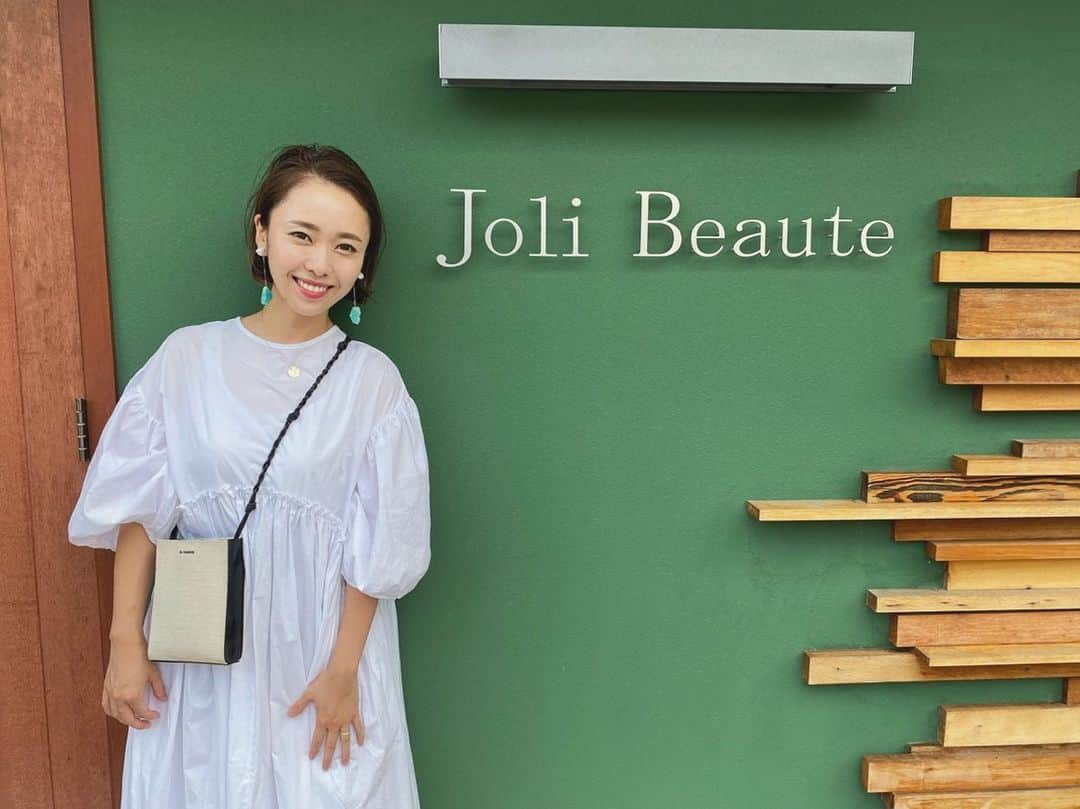 松本亜希さんのインスタグラム写真 - (松本亜希Instagram)「・ 先週、月1回のご褒美 @jolibeaute.official のエステへ。 よもぎ蒸しからのボディとフェイシャルのフルコース。 毎回わたしはこれ❣️ そして毎度言いますが、マジで生き返ります！  エステ後は、顔はくすみが取れて、たるみや、疲れたらぐっと深くなる法令線もましになるんだな。  あと、ジョリボーテ行った日の夜は毎回必ず熟睡できて、次の日のスッキリ感が本当に違う😳 オールバンドのマッサージと低周波のおかげ。  疲れてる方、リフレッシュしたい方、癒されたい方是非行ってみて欲しいです😌 @jolibeaute.miku さん含め、スタッフの皆さんも本当に良い方ばかりで大好き♡  マタニティエステもされてるので、身体しんどい妊婦さんも是非🤰 私も妊婦の時も大変お世話になりました☺︎ __________________________ #jolibeaute #ジョリボーテ #エステサロン #エステ#芦屋 #苦楽園 #beauty #マタニティエステ #ブライダルエステ」7月19日 10時46分 - m_akiron