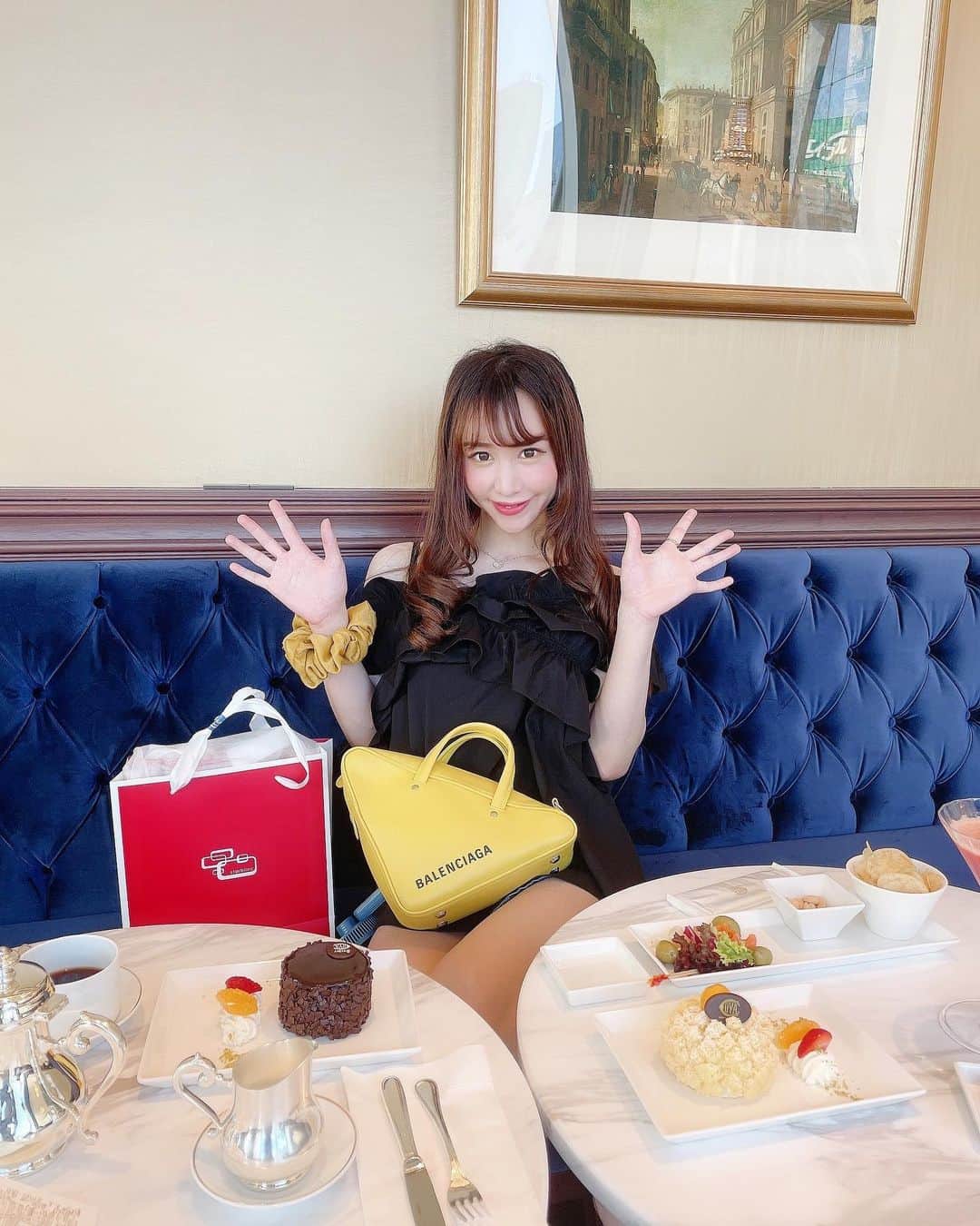 橘芹那のインスタグラム：「#渋谷カフェ #渋谷グルメ #渋谷デート   @shibuya_scramble_square  #渋谷スクランブルスクエア 4F @cafecovajapan #cafecova   ミニケーキ2種類をシェアして食べたよ🧁 チョコケーキ濃厚で美味しかった🍫 ノンアルカクテルも可愛かった🍸💓 おつまみはサービスで付いてきた🧀 次はコッパとアフタヌーンティー食べたいな🤍  イタリア・ミラノで200年以上の歴史のあるcovaは日本には銀座sixと渋谷の2店舗あります☕️✨  黒のフリフリがオトナ可愛いトップスは @rirandture_official の新作🆕 夏は肩も出したくなっちゃう🌻 久々に元気カラーの @balenciaga の トライアングルちゃんとおでかけ🔺🔻  @starblinc_shop #starblinc  SALEで可愛すぎるワンピが半額で買えた👗 載せるのお楽しみに🤍  #カフェ巡り #カフェスタグラム #ケーキ #スイーツ大好き #カフェコバ #オシャレカフェ #コーヒー #ノンアルコールカクテル #インスタ映え #インスタ女子 #インスタグラマー #インフルエンサー #ファッションコーデ #オシャレさんと繋がりたい #美男美女と繋がりたい #お買い物記録 #お洋服 #いいね #いいね返し #おすすめ #fashionista #ootd #model #me」