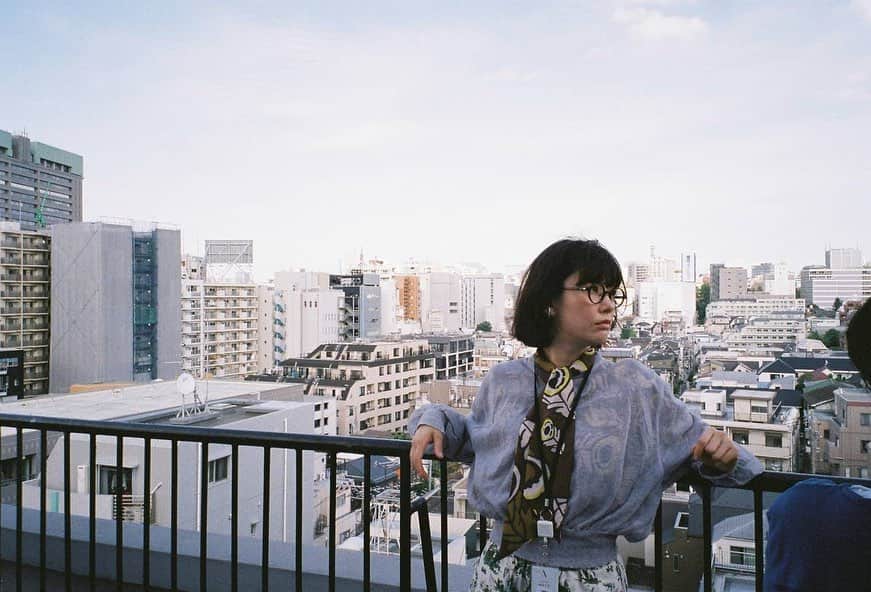 水川あさみのインスタグラム：「⬡ ①②黄昏たり ③わろたり ④寝たり ⑤食べたり #フィルムで撮った現場写真」
