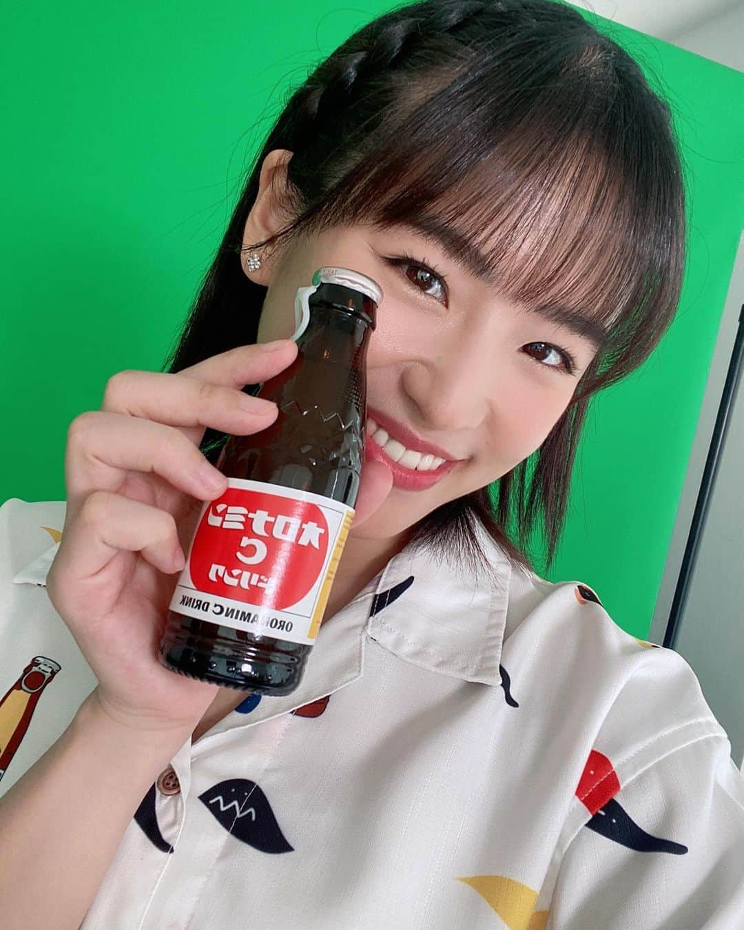 仲川遥香のインスタグラム：「Semangat untuk hari ini😝👍🏻 Jangan lupa minum @oronaminc.id biar makin semangat❤️ 今日も元気ハツラツオロナミンCで頑張っていきましょう♪  #indonesia #jakarta #oronaminc #ジャカルタ生活 #オロナミンC #元気ハツラツ #仲川遥香 #🇯🇵🇮🇩」