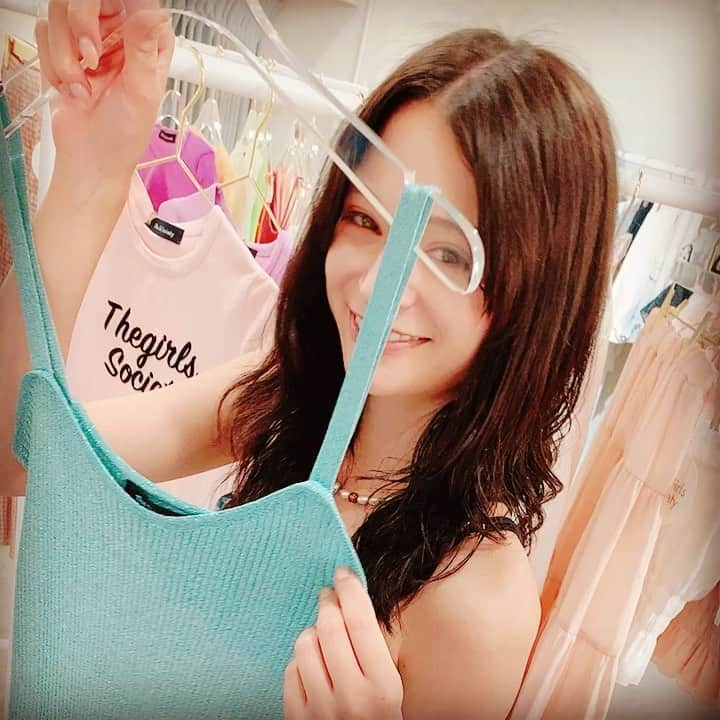 瑛茉ジャスミンのインスタグラム：「きゃわな服ゲットしてきた💙🦋 サングラスも😎❤️」