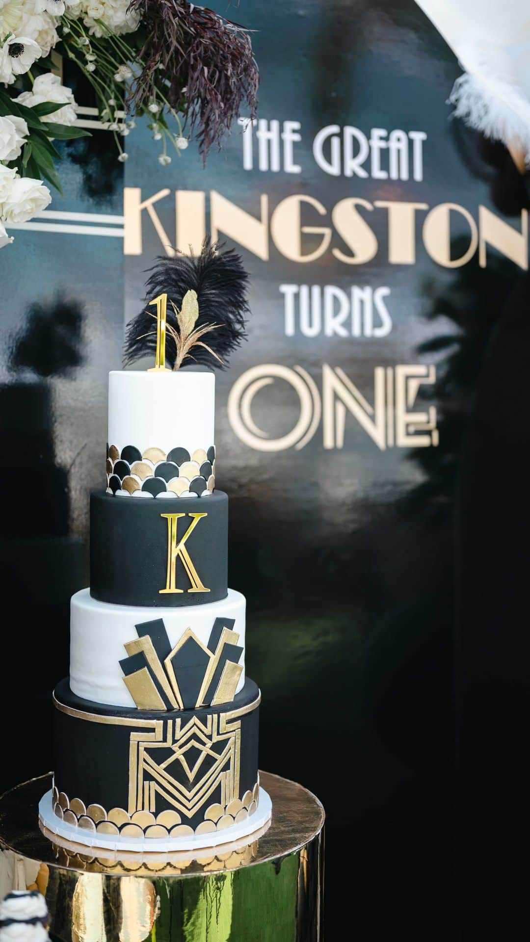 メリッサ・モリナロのインスタグラム：「Since the day Kingston was born we've always said he was our little gentleman..a Boss! I'm so happy Bryan thought of this idea. It was the perfect theme for our King!! I will cherish these memories forever!! Video by the talented @tatianafilms Planner-@ludimdesign Crafts- @little_artist_party Kids play zone- @toddlerplayzonee Ballons- @partyshopavenue Cake- @cakestudiola @justcraftsbymartha Catering- @maravillalatincuisine @lapizzeriaco @gourmeletas Feather girls- @artistscreatingentertainment Dj-@djrtistic Custom dresses- London and I by  @waltercollection @ryanpatrosofficial」