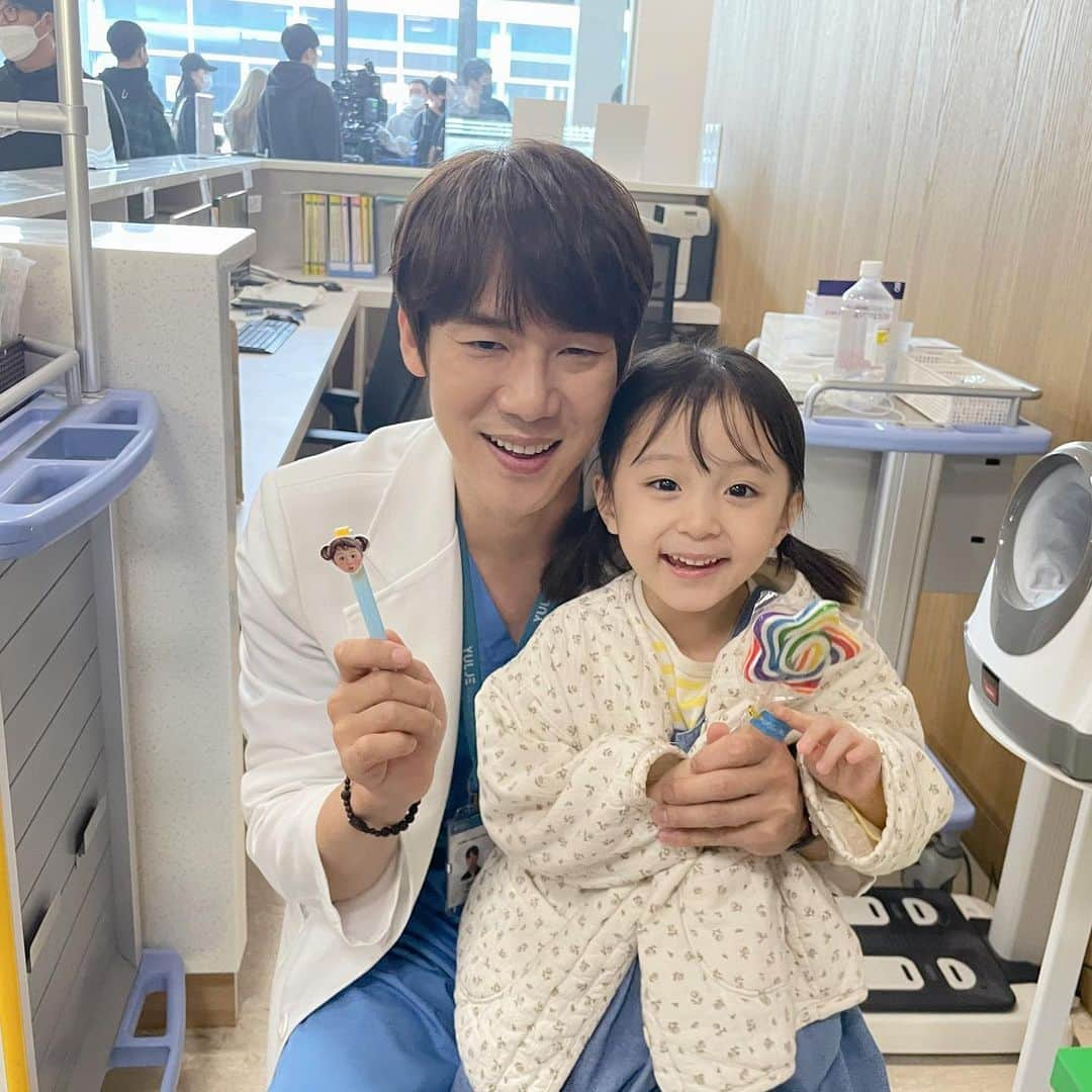 ユ・ヨンソクのインスタグラム：「슬의뚜 아기천사들💓 초귀염 하율이😘와 하이텐션 바다🥰」