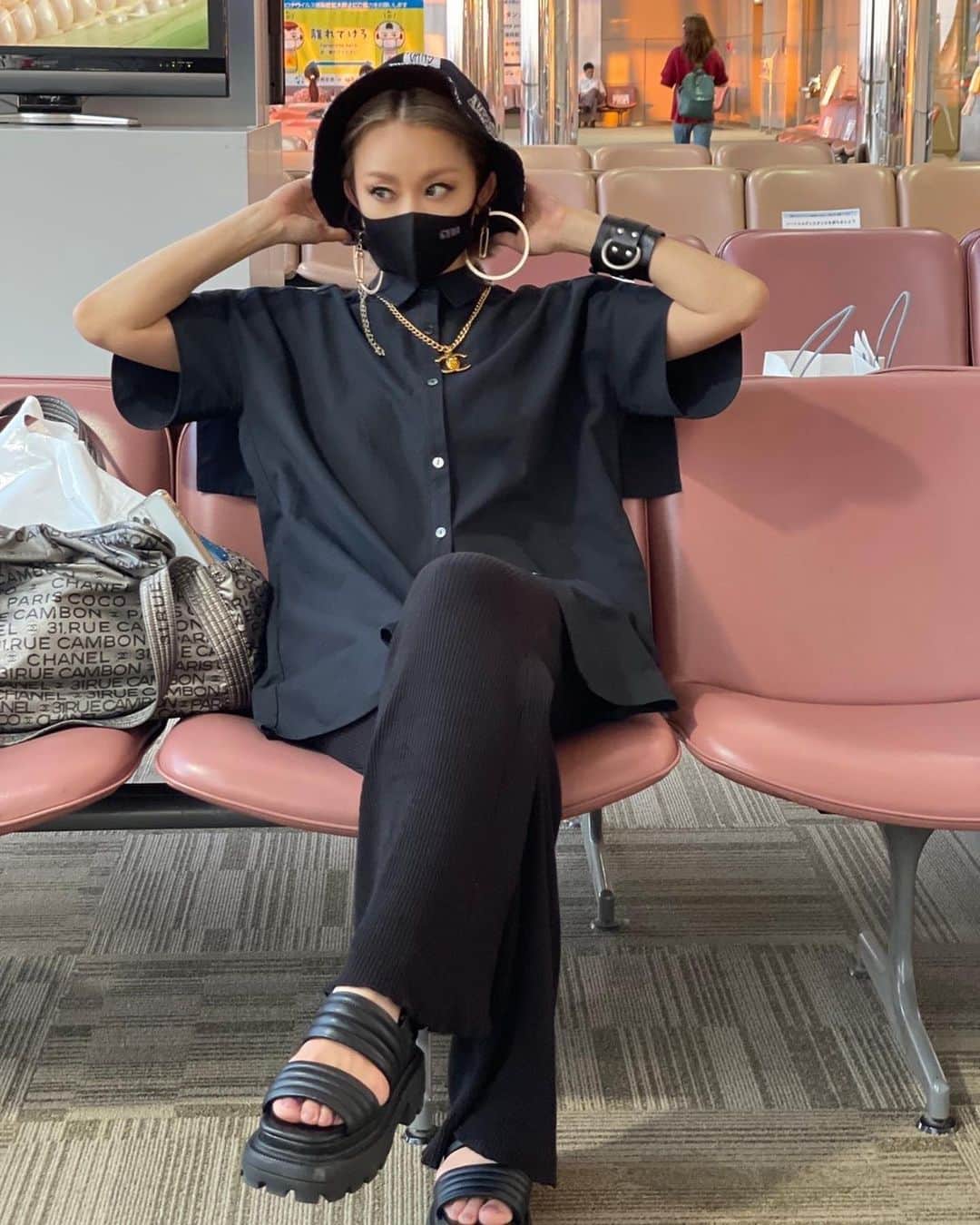 倖田來未さんのインスタグラム写真 - (倖田來未Instagram)「. 仙台空港！めちゃめちゃカッコよかったんですけどー！！！映えるわーっ！ ⁡ ほんでもってこのシャツ、実は後ろセーラー服みたいなってて、かっこよーなんですー！ ⁡ 最近の空港スタイルは、とにかく楽服て感じになってきてしまいました😅 ⁡ #宮城 #仙台空港 #fashion #私服 #空港ファッション #pameopose #CHANEL #emoda #vans #JOHNLAWRENCESULLIVAN #kodakumi #倖田來未」7月19日 12時43分 - kodakumi_official
