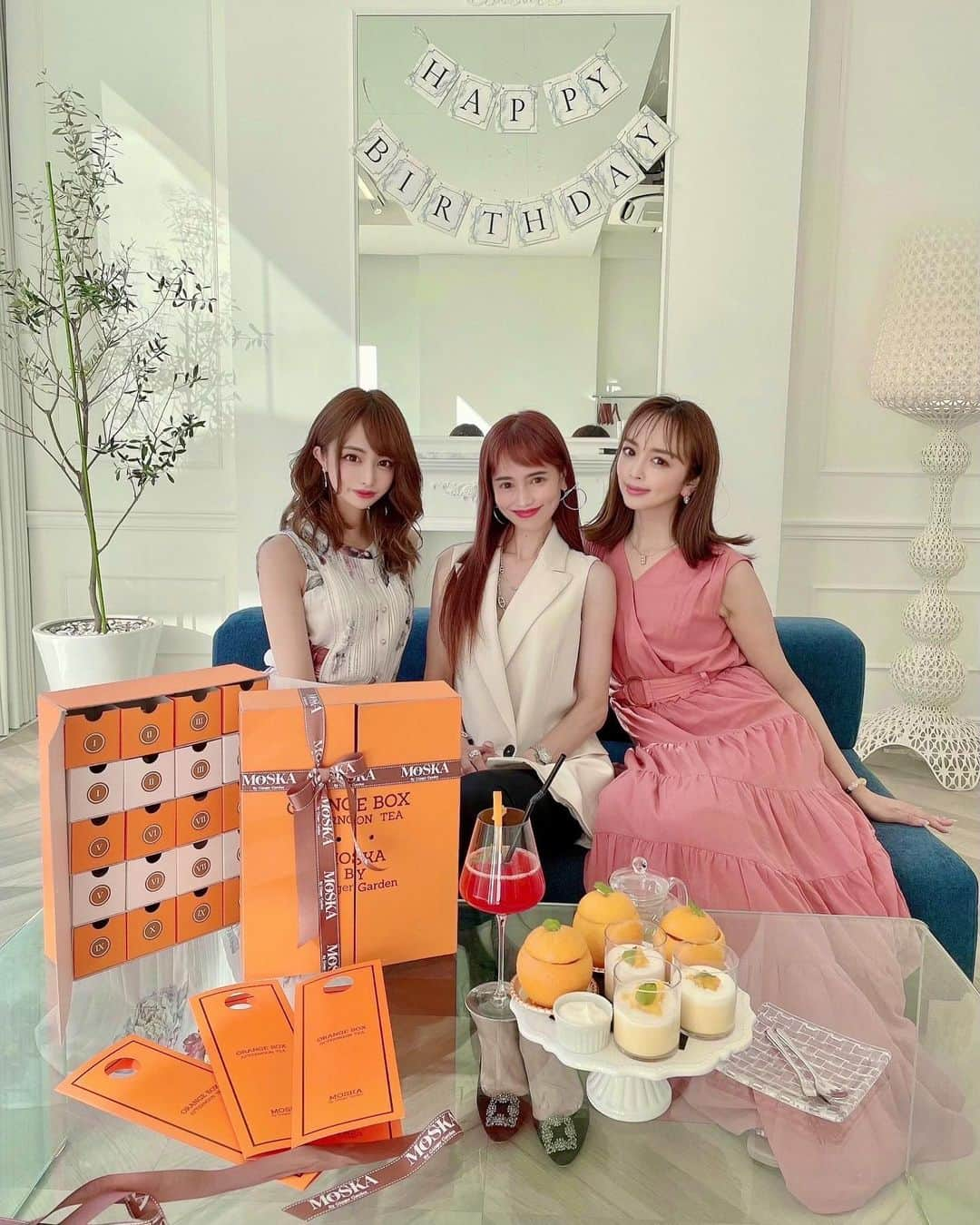 サキ吉さんのインスタグラム写真 - (サキ吉Instagram)「せいらさんとるみさんと😍 @moska_by_gingergarden の ORANGE BOX AfternoonTea🍊☕ 行ってきましたー🧡🧡🧡 本当可愛すぎた😭💓 HERMES好きにはたまらない🥺💕 オレンジでさっぱりして 夏にピッタリのアフタヌーンティーでした🌞🌴✨ ． せいらさんもるみさんも 憧れのお姉様🥺💓 優しくて面白くて❤️ とっても楽しかったー😍😍😍 ． #moska  #moskabygingergarden  #表参道 #表参道カフェ #映えカフェ #おしゃカフェ #アフタヌーンティー #afternoontea」7月19日 13時14分 - sakikichi1201