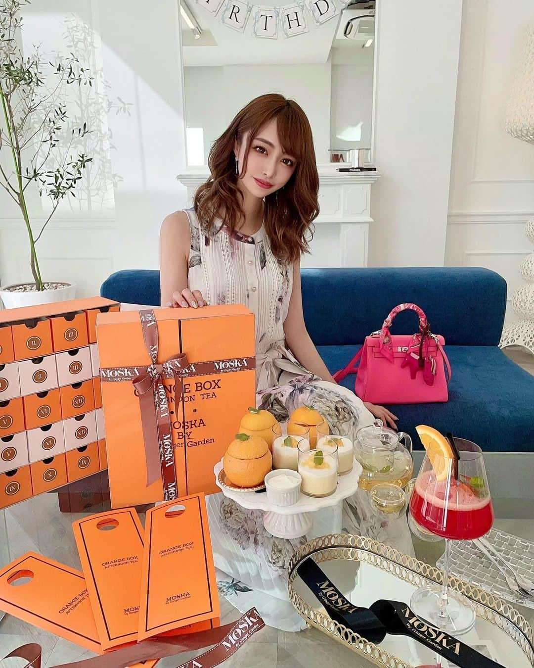 サキ吉さんのインスタグラム写真 - (サキ吉Instagram)「せいらさんとるみさんと😍 @moska_by_gingergarden の ORANGE BOX AfternoonTea🍊☕ 行ってきましたー🧡🧡🧡 本当可愛すぎた😭💓 HERMES好きにはたまらない🥺💕 オレンジでさっぱりして 夏にピッタリのアフタヌーンティーでした🌞🌴✨ ． せいらさんもるみさんも 憧れのお姉様🥺💓 優しくて面白くて❤️ とっても楽しかったー😍😍😍 ． #moska  #moskabygingergarden  #表参道 #表参道カフェ #映えカフェ #おしゃカフェ #アフタヌーンティー #afternoontea」7月19日 13時14分 - sakikichi1201