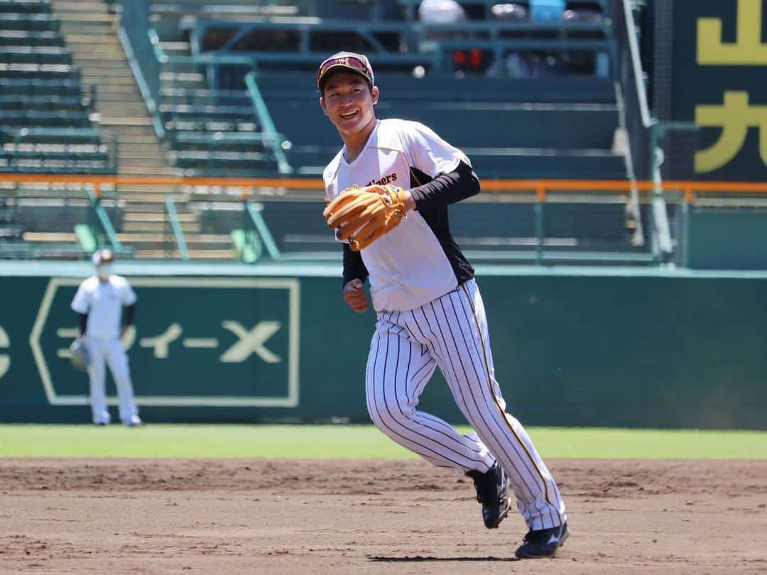 阪神タイガースさんのインスタグラム写真 - (阪神タイガースInstagram)「今日の甲子園球場での全体練習の様子をお届けします！  #伊藤将司 選手 #原口文仁 選手 #西勇輝 選手 #山本泰寛 選手 #石井大智 選手 #阪神タイガース #挑超頂」7月19日 13時16分 - hanshintigers_official