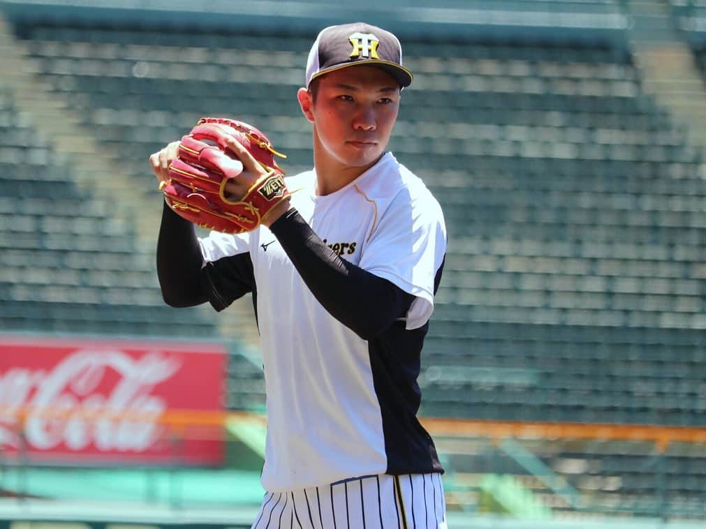 阪神タイガースさんのインスタグラム写真 - (阪神タイガースInstagram)「今日の甲子園球場での全体練習の様子をお届けします！  #伊藤将司 選手 #原口文仁 選手 #西勇輝 選手 #山本泰寛 選手 #石井大智 選手 #阪神タイガース #挑超頂」7月19日 13時16分 - hanshintigers_official