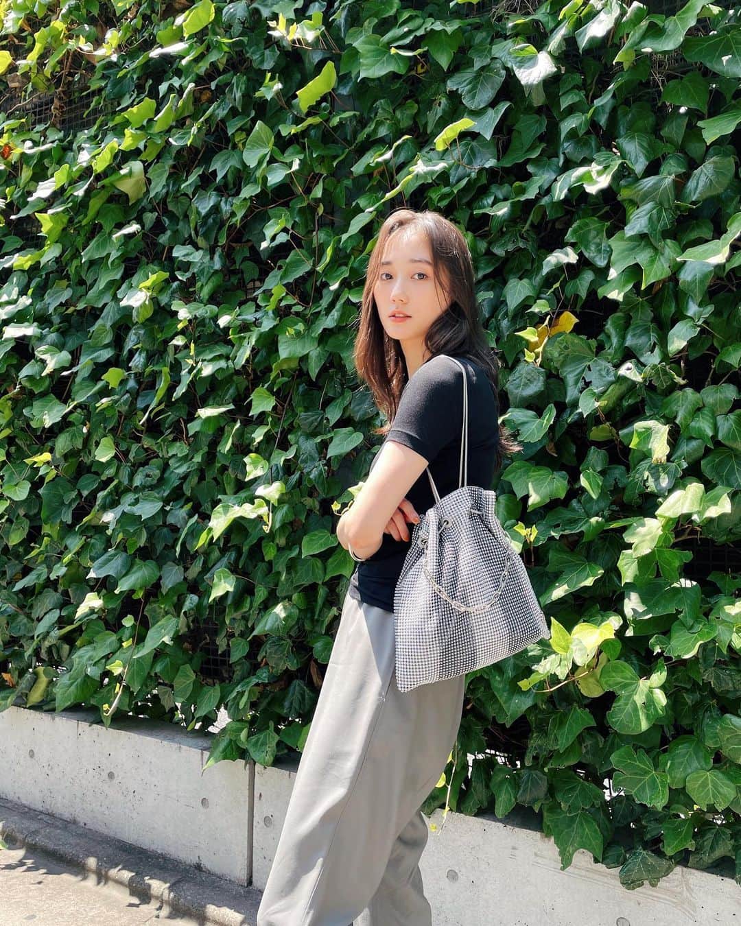 のインスタグラム：「あづい〜〜私服です〜 皆さん水分補給しっかりね  tops @auralee_tokyo  bottom @gvgv_official  bag @bigotre_official  accessory @paile_select @spinellikilcollin」