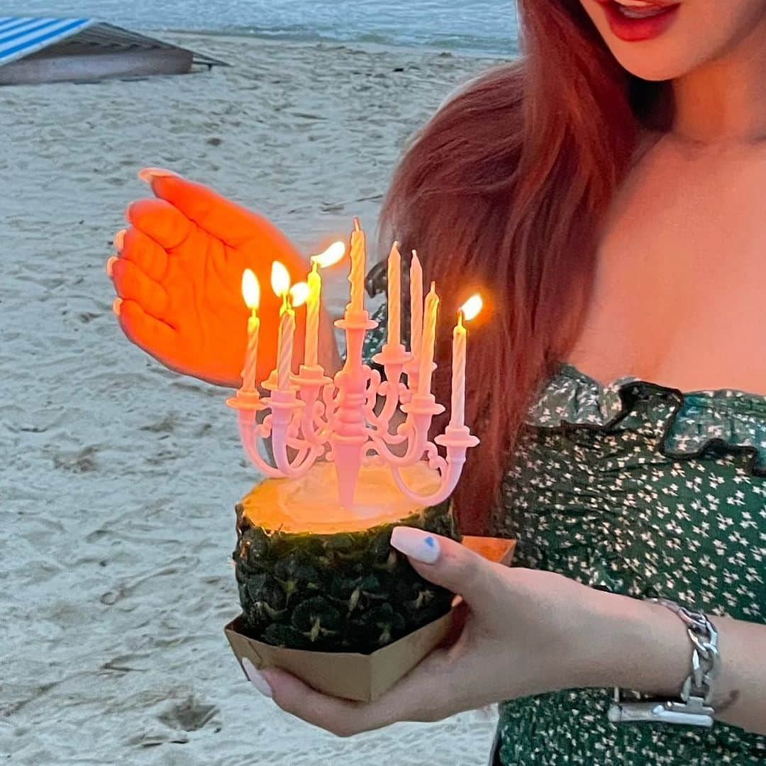 チェユラさんのインスタグラム写真 - (チェユラInstagram)「사람없던 바다에서 한 축하 Hbd to me 🎂」7月20日 0時24分 - youra_ch0i