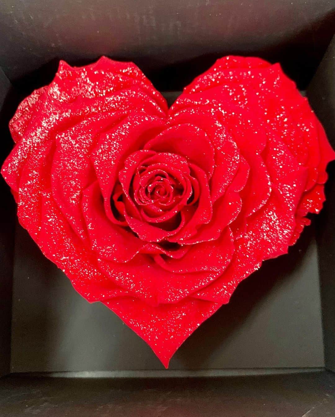 神谷麻美さんのインスタグラム写真 - (神谷麻美Instagram)「#ありがとう ❤🌹❤✨  #可愛すぎる ～🌹🌹💕✨  #いっぱい ありがとう〜💗🎁🪐🛸🌎❤✨💎💎❤✨ お家に飾ろう～👸💕💕✨   #愛 💖🪐💖😶‍🌫️💖✨   #プリザーブドフラワー  大好き❤ #薔薇 ❤ #Rose 🌹❤」7月20日 1時16分 - asamice428
