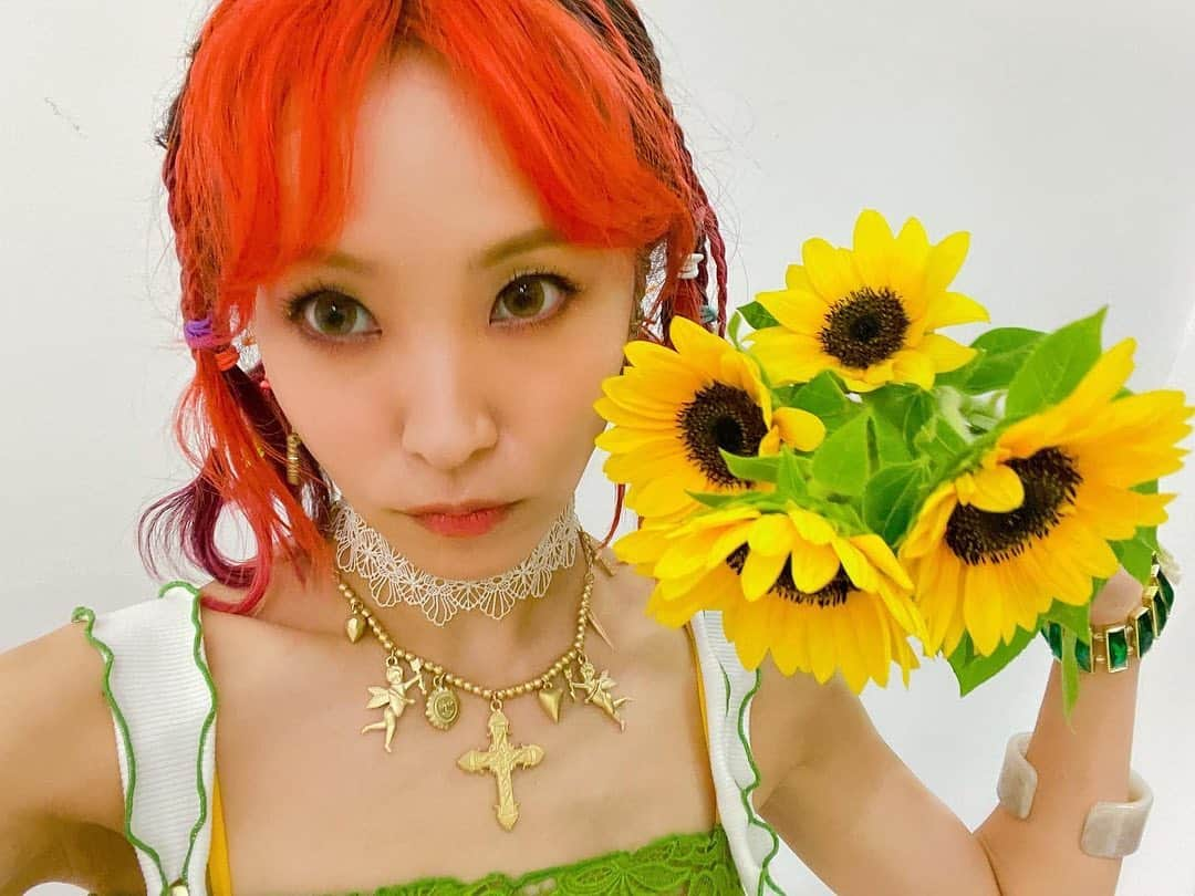 LiSAさんのインスタグラム写真 - (LiSAInstagram)「昨日に引き続きひまわりに囲まれて🌻今日は東京で夏感じてる🌻今日も暑いね #RICA博士のピンクオレンジ昨夜セルフ染めしたけどめちゃいいかんじ @rica406」7月19日 16時23分 - xlisa_olivex