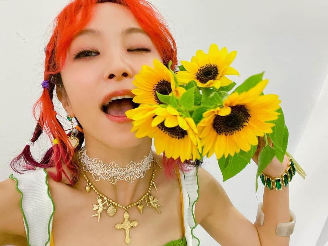 LiSAさんのインスタグラム写真 - (LiSAInstagram)「昨日に引き続きひまわりに囲まれて🌻今日は東京で夏感じてる🌻今日も暑いね #RICA博士のピンクオレンジ昨夜セルフ染めしたけどめちゃいいかんじ @rica406」7月19日 16時23分 - xlisa_olivex