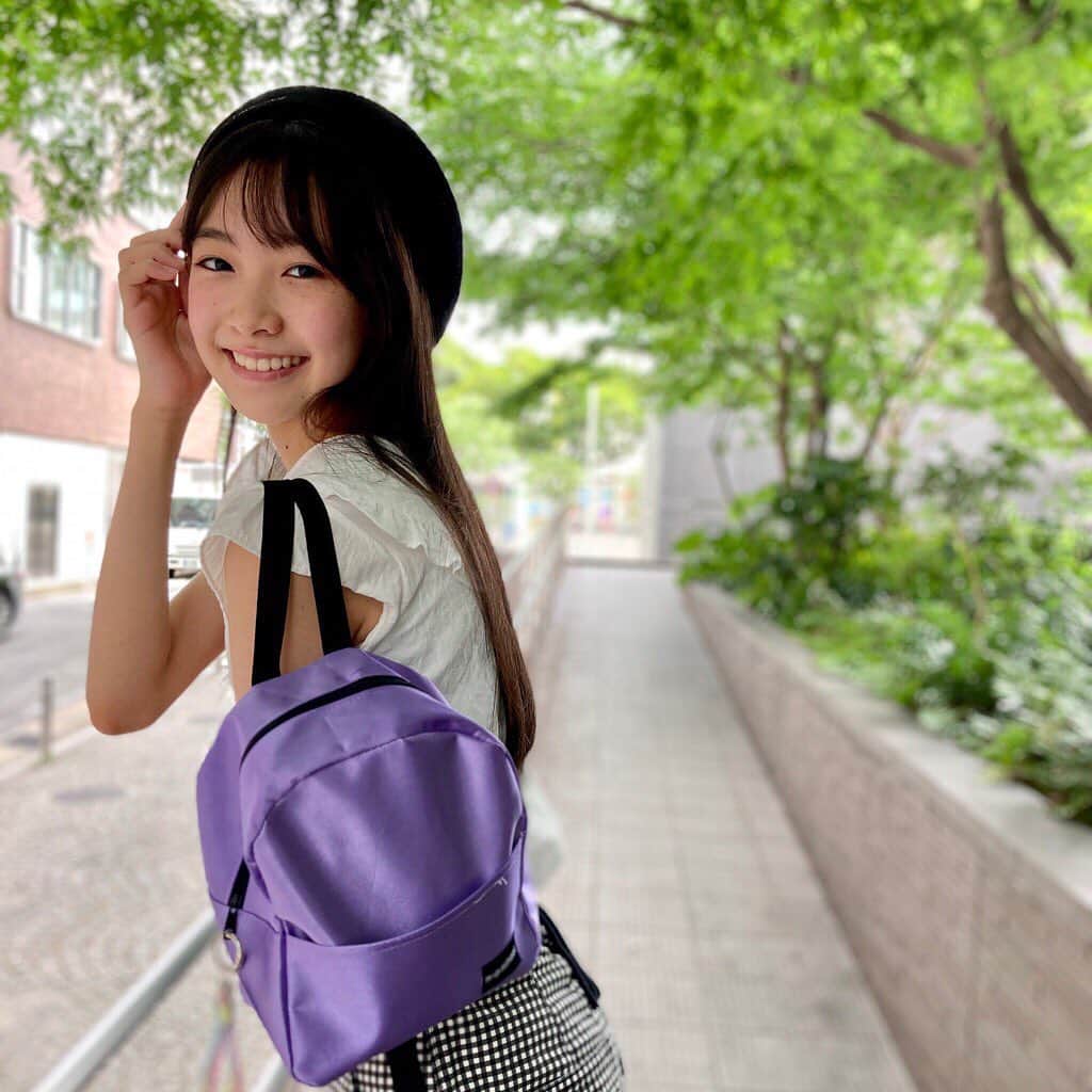 ニコ☆プチのインスタグラム：「🟪プチモのふろくの使い方🟪 ヒナタは、ちょっぴり大人なガーリーコーデ💓 . .  今月号のふろくは、『ニコ⭐️プチスクール』のパープルのリュック✨💜   ひなたは、モノトーンコーデに合わせてみたよっ〜！   パープルはコーデの差し色になるし、コンパクトだけど、中身も思った以上に沢山入るから本当に便利❣️ 中には携帯や日焼け止め、モバイルバッテリーを入れたりしてつかってるよ！ この夏は大活躍間違いなしだねっ🌈 . . .  #ニコプチ #ニコプチふろく #プチモのふろくの使い方  #ニコプチふろくのある生活  #ニコプチスクール #ふろく #椛島ひなた」