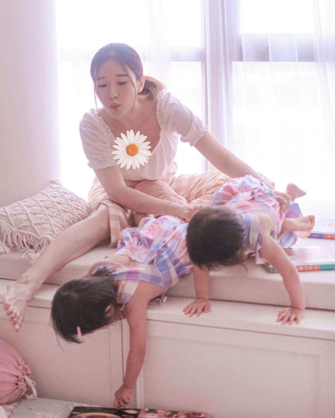 ジェシカ・ヤマダさんのインスタグラム写真 - (ジェシカ・ヤマダInstagram)「♡ Motherhood ♡⁣⁣ What’s easy for some⁣⁣ might be challenging for others⁣⁣ ⁣⁣ Every day I ask myself,⁣⁣ “Does this make me a bad mom?”⁣⁣ Discounting, or may not even counting⁣⁣ the things that count me⁣⁣ as a ‘good mom’⁣⁣ ⁣⁣ Who gets to decide, though?⁣⁣ Society standard might help us navigate⁣⁣ through this special journey called Motherhood⁣⁣ But this journey is anything but ‘one size fits all’⁣⁣ ⁣⁣ Some moms are good cooks, some are good providers⁣⁣ Some moms are good educators, some are good comforters⁣⁣ Some moms are seemingly good at everything⁣⁣ Some don’t even think they’re any good at all⁣⁣ ⁣⁣ It’s okay, mama, it’s okay⁣⁣ We’re humans afterall⁣⁣ Let’s just all try our best⁣⁣ And when it gets tiring,⁣⁣ 𝙞𝙩’𝙨 𝙤𝙠𝙖𝙮 𝙩𝙤 𝙧𝙚𝙨𝙩⁣⁣ ⁣⁣ For sometimes it takes more than a good night sleep⁣⁣ before we can stretch ourselves⁣⁣ and be our children’s safety net again⁣⁣ ⁣⁣ #mumssupportingmums #fourthtrimester⁣⁣ ⁣⁣ ♡♡♡⁣⁣ ⁣⁣ P.S. I feel most like a ‘good mom’ when my kids want no one else but me 🤪, or when they come running towards me, hugging me tightly 🤗💞. Vice versa, i feel like a ‘bad mom’ when they (((occasionally *uhm*))) choose someone else over me 😖💔, or whenever they both cry at the same time, and i have to choose between them (nowadays, they refuse to be carried together like the good ol days), and of course, whenever they cry for me but i’m too tired to pick them up. 🙃 Either way, I’ve never felt so insecure before, let alone because of BABIES. 😂😭🤣⁣⁣ ⁣⁣ #jessbebes #twinmomlife #toddlermom⁣⁣」7月19日 16時19分 - jessyamada