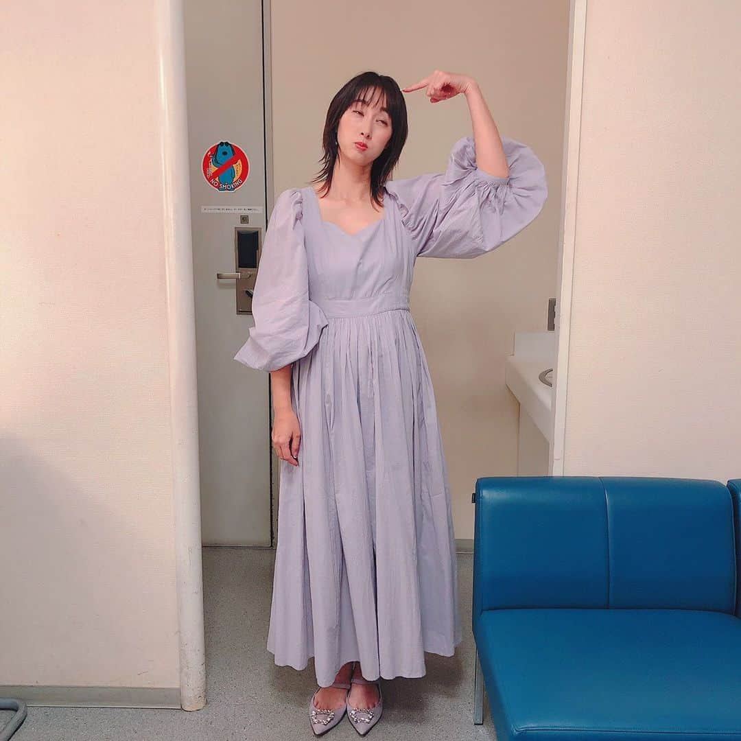 坂下千里子さんのインスタグラム写真 - (坂下千里子Instagram)「衣装. .  dress... @mariha_official  . 今日も暑かったですねー。皆さまお身体ご自愛ください。2枚目から昭和のアイドルのイメージで撮ってみました。。。3枚目は、スタイリスト一押し写真になります。。 . #夏休み #これから #地獄の毎日が始まる」7月19日 16時44分 - chiriko_sakashita_official