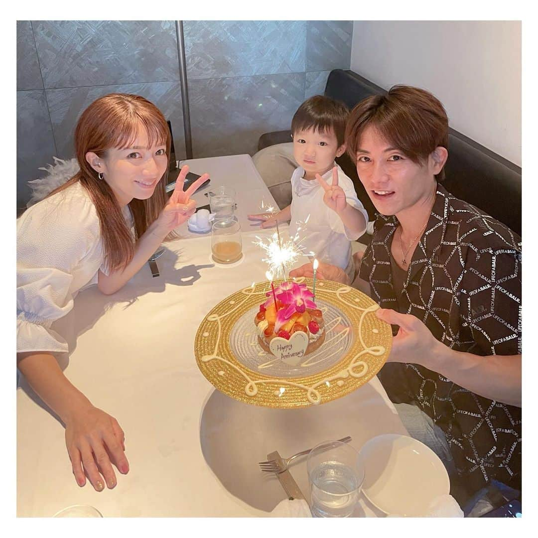 辻希美さんのインスタグラム写真 - (辻希美Instagram)「お店の方がケーキ🎂でお祝いしてくださいました💒🙏💕💕"  １５年目も夫婦力を合わせて幸せな家庭を築いていきます❤️✨」7月19日 17時09分 - tsujinozomi_official