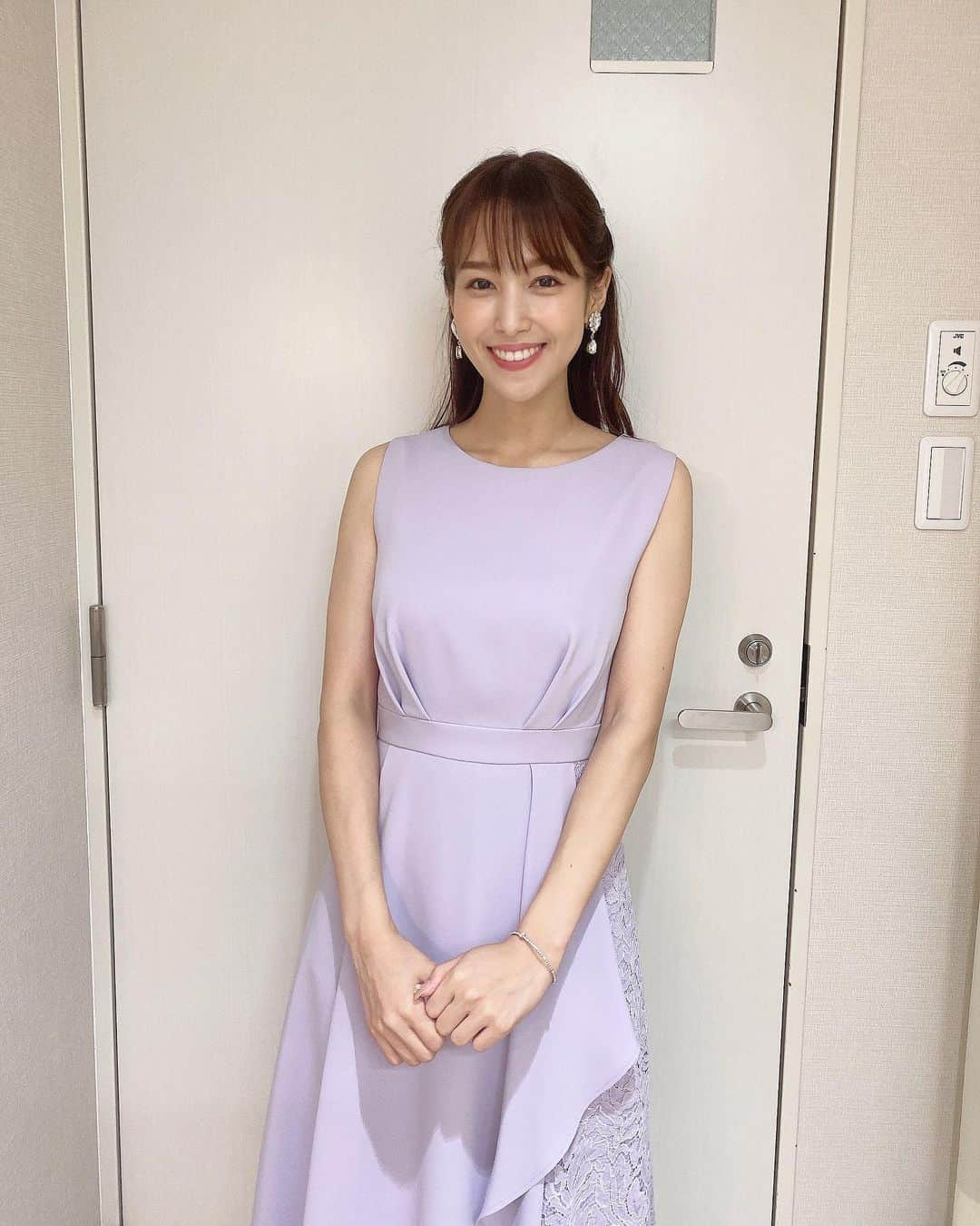 鷲見玲奈さんのインスタグラム写真 - (鷲見玲奈Instagram)「. 写真集イベント、予想を超える沢山の申し込みをありがとうございます☺️  トークショーは既に定員を大きく上回る数の応募を頂いているようなのですが、こちらは抽選となりますのでご了承ください🙇‍♀️  個別トークの方は一部完売していますが、まだ空いている時間もあるとのことです😌  こちら、ご要望の声にお応えして、特典の生写真にランダムでサインを入れることになりました✨ 仕事の合間など、時間のある限り書こうと思います！(全員分書けちゃったりして。笑)  引き続きたくさんの方にお会いできるのを楽しみにしています☺️  📸は先日の司会のお仕事の衣装✨ 👗 @aimer_dress  #鷲見玲奈写真集 #すみにおけない」7月19日 17時31分 - sumi__reina