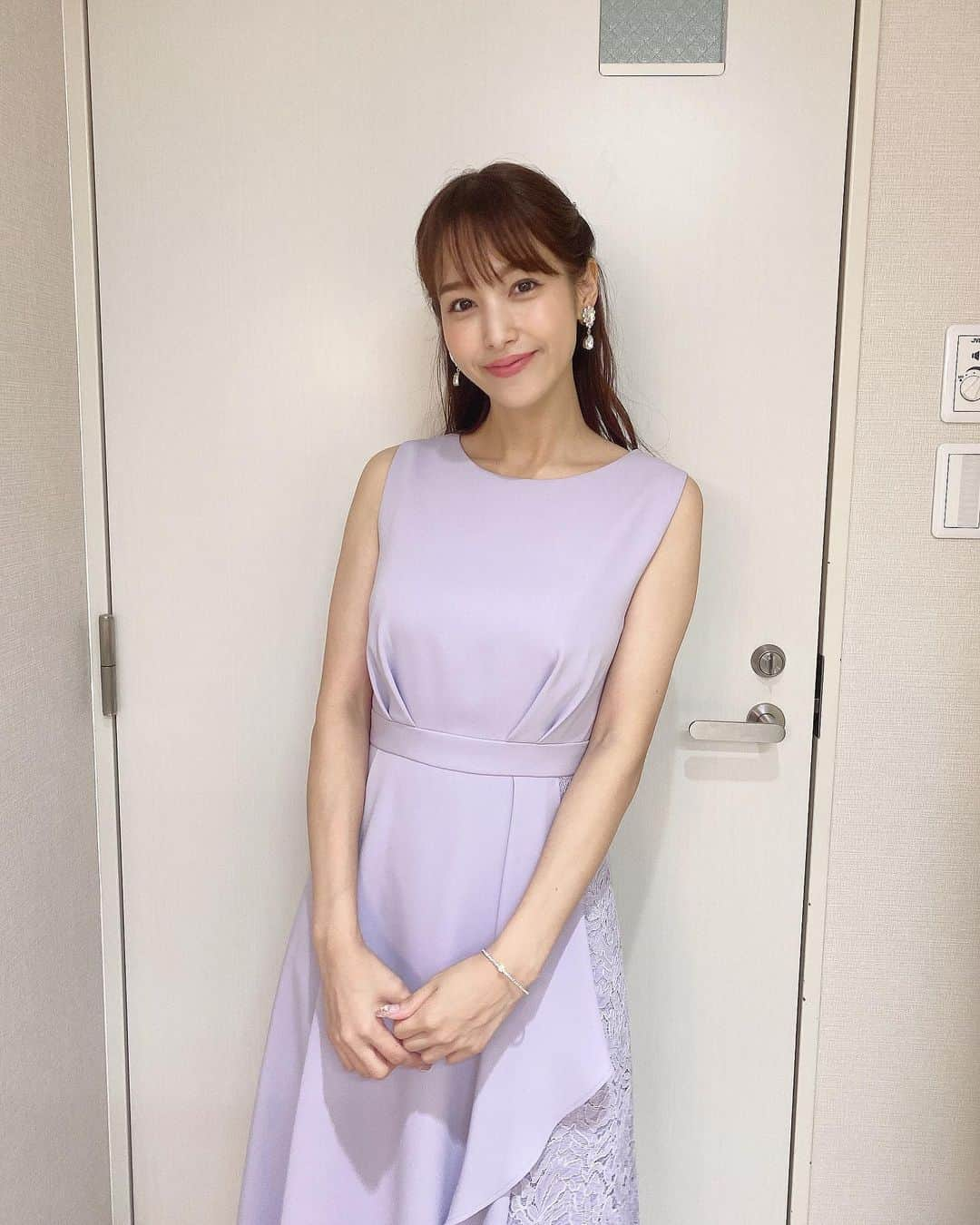 鷲見玲奈さんのインスタグラム写真 - (鷲見玲奈Instagram)「. 写真集イベント、予想を超える沢山の申し込みをありがとうございます☺️  トークショーは既に定員を大きく上回る数の応募を頂いているようなのですが、こちらは抽選となりますのでご了承ください🙇‍♀️  個別トークの方は一部完売していますが、まだ空いている時間もあるとのことです😌  こちら、ご要望の声にお応えして、特典の生写真にランダムでサインを入れることになりました✨ 仕事の合間など、時間のある限り書こうと思います！(全員分書けちゃったりして。笑)  引き続きたくさんの方にお会いできるのを楽しみにしています☺️  📸は先日の司会のお仕事の衣装✨ 👗 @aimer_dress  #鷲見玲奈写真集 #すみにおけない」7月19日 17時31分 - sumi__reina