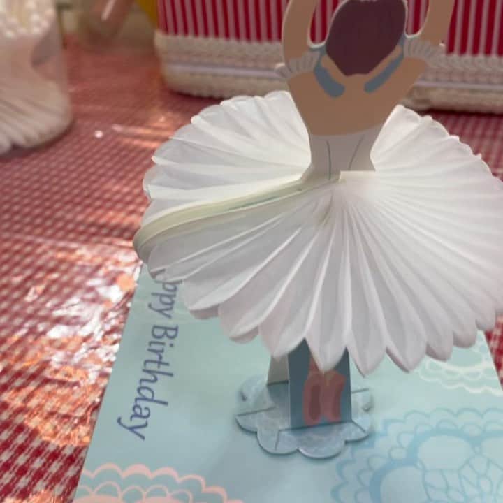 のインスタグラム：「エリーさん！ありがとうございます💓 早めのberthday card頂きました。 可愛すぎるので、楽屋に飾ります。」