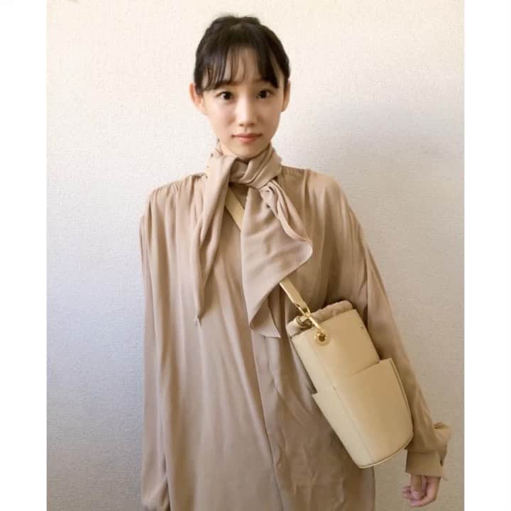 Baekのインスタグラム：「今日はいい展示がみれて、とてもいい本にも出会えました。うれしい！ 今日の色味は砂🌴🌊 #rsvp  #therow」