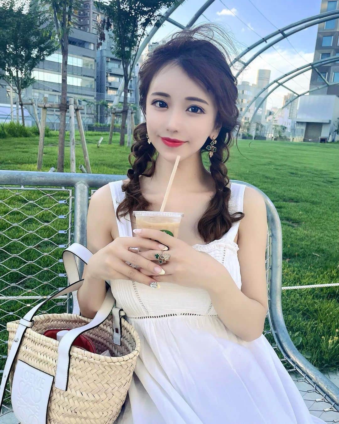 のインスタグラム：「この髪型お気に入りっ🤍 またやってもらお〜🥺🥺 ⁡ ⁡ #渋谷 #渋谷カフェ #宮下パーク #ヘアアレンジ #白ワンピ」