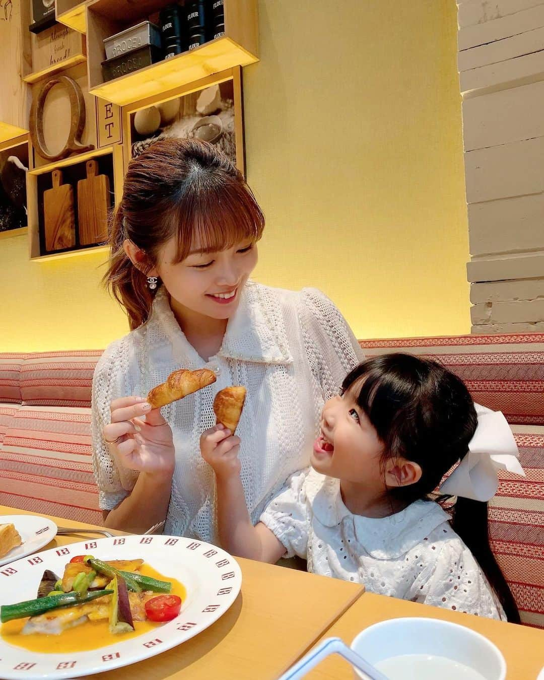 河内麻沙美のインスタグラム：「#親子コーデ 👩‍👧 ． ． 忙しくて全然投稿できなかった😭🙏 久々の#親子リンクコーデ です❤️ 私のトップスは @cookiechocolate_official ✨可愛くてお手頃価格でほんとに好きなブランド🥰✨ ． 夏休み始まったね〜🌻 毎日暑すぎだし、みんなどう過ごす？😊笑 なかなかお出かけできない状態が続いてるけど、子供たちに少しでも夏の思い出ができますように☀️🌴🏄🎇 ． #cookiechocolate#クッチョコ#コーディネート#デート#デートコーデ#爽やかコーデ#ママ#２児のママ#お出かけコーデ#ママコーデ#キッズコーデ#リンクコーデ#仲良し親子」