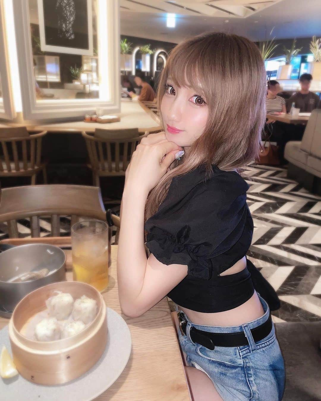 まゆぴちゅーさんのインスタグラム写真 - (まゆぴちゅーInstagram)「おしゃれディナー🍽♡  この日のコーデは、前から見ると ラフなカジュアルスタイル！！…かと思いきや、  後ろは背中空いててリボン結べるようになってる めーーーちゃかわいいトップスなの🥰🥰🥰  お気に入りでこれもまたリピしてます（笑）  👕： @peachpepperheim  👖： @rienda_official   ピアスもお気に入りなんだけど、 @selectshop.brea のなんだぁ\( ˆoˆ )/♡♡  ここ可愛い服やアクセたくさん😋🌈 . . . #渋谷グルメ #渋谷ディナー #宮下パーク #宮下パークグルメ #おしゃれディナー #おしゃれさんとつながりたい #大人カジュアルコーデ #背中開き #カジュアルコーデ大人可愛い #大人可愛いコーデ #ピアス女子 #ビジョビ」7月19日 18時18分 - mayu_03pichu