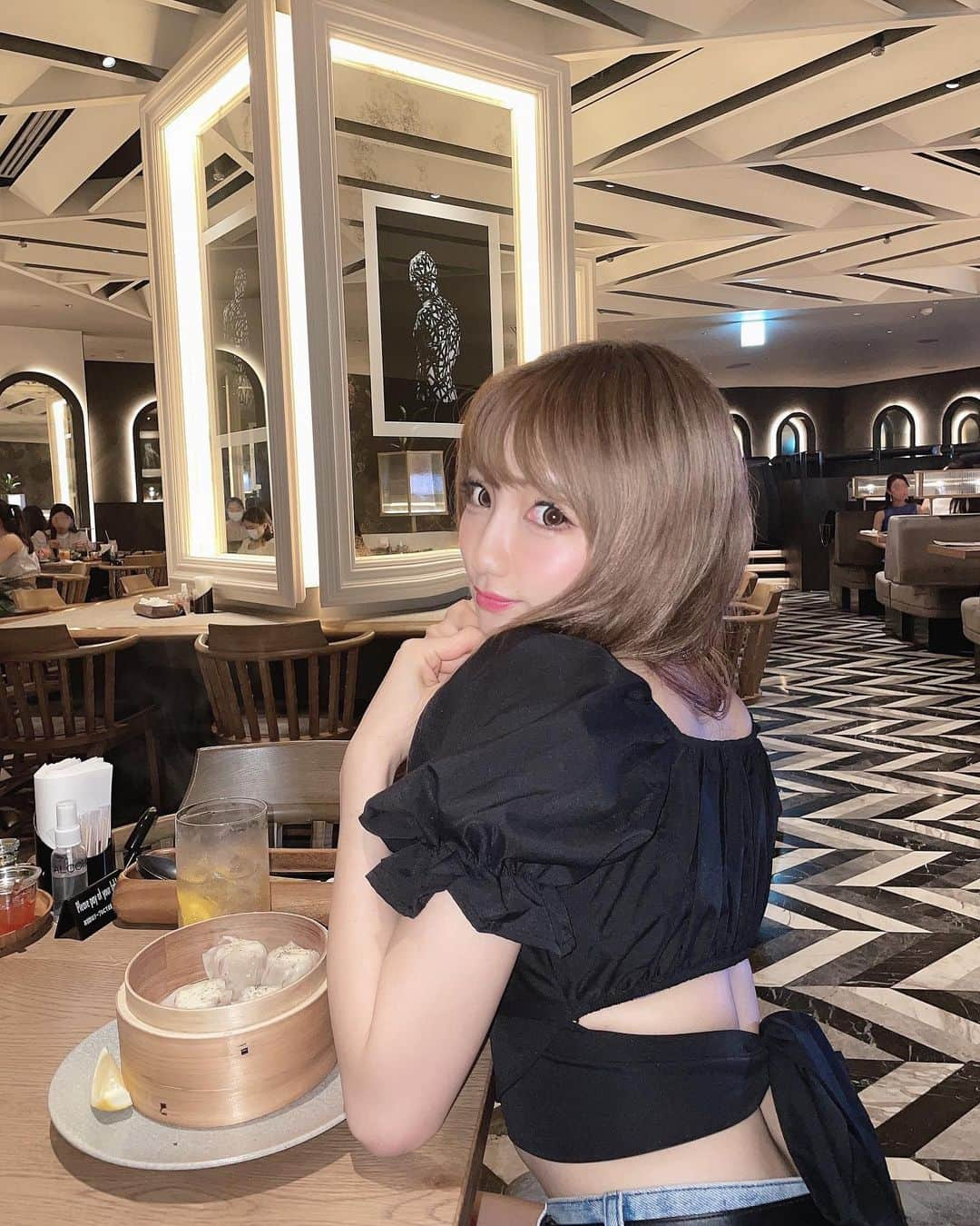 まゆぴちゅーさんのインスタグラム写真 - (まゆぴちゅーInstagram)「おしゃれディナー🍽♡  この日のコーデは、前から見ると ラフなカジュアルスタイル！！…かと思いきや、  後ろは背中空いててリボン結べるようになってる めーーーちゃかわいいトップスなの🥰🥰🥰  お気に入りでこれもまたリピしてます（笑）  👕： @peachpepperheim  👖： @rienda_official   ピアスもお気に入りなんだけど、 @selectshop.brea のなんだぁ\( ˆoˆ )/♡♡  ここ可愛い服やアクセたくさん😋🌈 . . . #渋谷グルメ #渋谷ディナー #宮下パーク #宮下パークグルメ #おしゃれディナー #おしゃれさんとつながりたい #大人カジュアルコーデ #背中開き #カジュアルコーデ大人可愛い #大人可愛いコーデ #ピアス女子 #ビジョビ」7月19日 18時18分 - mayu_03pichu