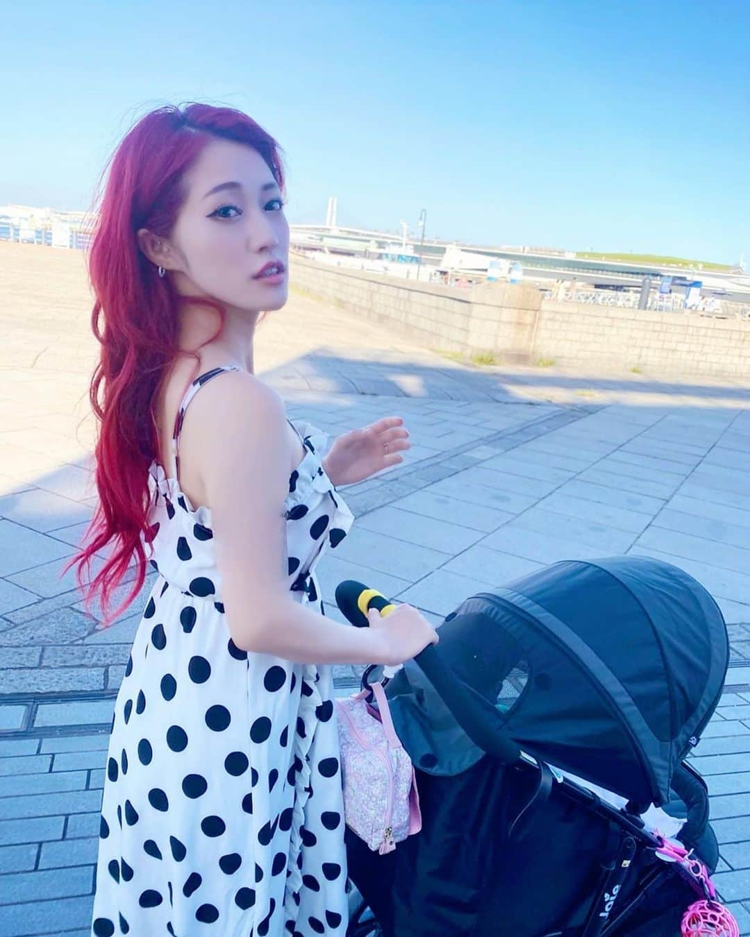 五月千和加さんのインスタグラム写真 - (五月千和加Instagram)「. ベビーカー2台目は @joie_japan  三輪タイプで女性が一人で畳めて車にも積める重さです🥰 小回りも効くし日常的に使いやすい☺️対面ではないから景色も見えやすく、外の世界を感じやすい🌈💕  ちなみに、携帯ケース新しくオーダーしました(*´꒳`*) 前回のアリエルデコ📱に続き、今度はメロディ(101匹わんちゃん★ダルメシアン)柄でデコデコ❤️にしました☺️💋 @rina_ueda_ に作ってもらいました😌✨🧸💜  #ベビーカー　#joie #joiebaby #ジョイーベビーカー #ジョイー　#三輪ベビーカー #babycar #redhair #赤髪ロング　#赤髪　#アリエルヘア　#アリエル　#赤ちゃん　#赤ちゃんのいる生活 #赤ちゃんとお出かけ #caseiphone #appleiphone #デコ電　#アイフォーンケース　#デコレーション　#101匹わんちゃん #ダルメシアン　#ダルメシアン柄　#101dalmatians #ドットワンピース　#女の子ママ　#新米ママ　#0歳児ママ #0差児　#産後ママ」7月19日 18時33分 - satsuki_senwaka