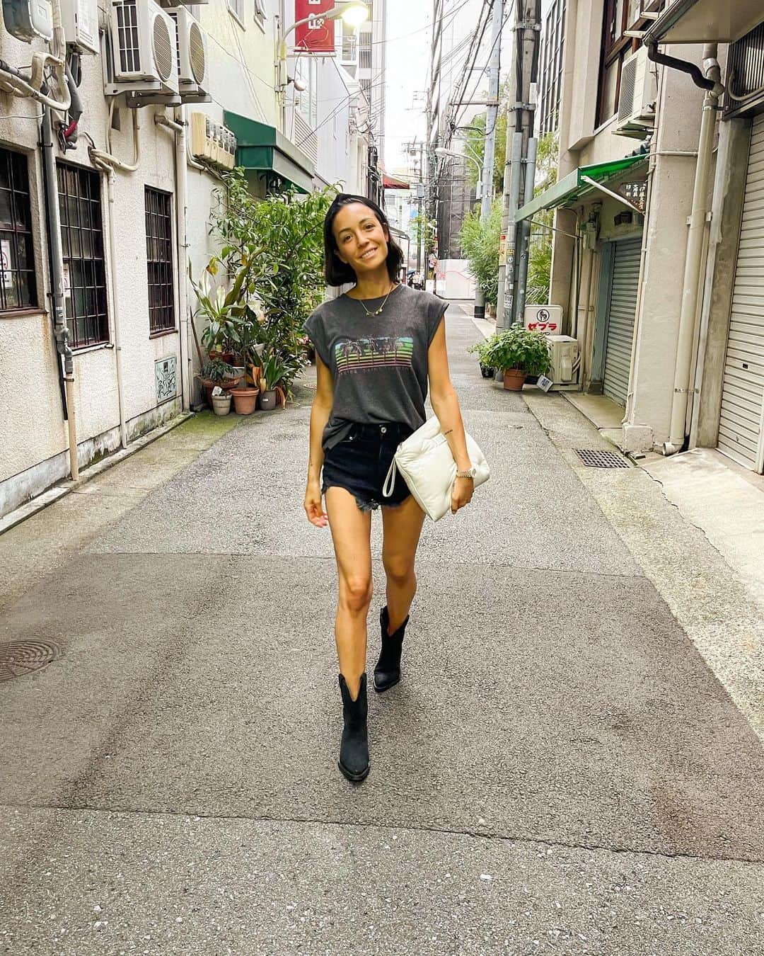 アンナ・オルティス（イニエスタの妻）さんのインスタグラム写真 - (アンナ・オルティス（イニエスタの妻）Instagram)「Rincones...📍🖤 #Kobe  スポット...📍🖤 #神戸」7月19日 18時27分 - annaortiz34