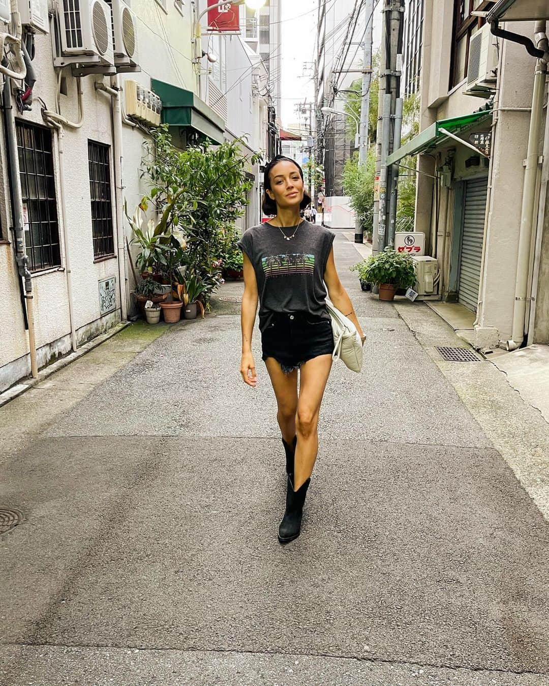 アンナ・オルティス（イニエスタの妻）さんのインスタグラム写真 - (アンナ・オルティス（イニエスタの妻）Instagram)「Rincones...📍🖤 #Kobe  スポット...📍🖤 #神戸」7月19日 18時27分 - annaortiz34