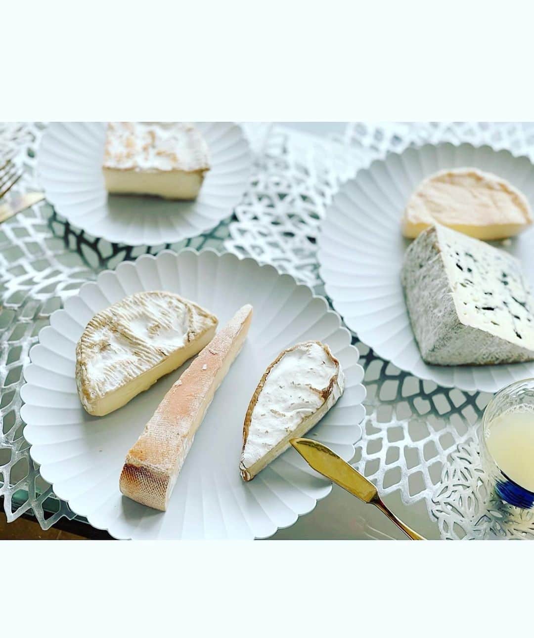 越馬千春さんのインスタグラム写真 - (越馬千春Instagram)「.  お休みの日に主人とチーズの食べ比べ✨🧀  中でもお気に入りなのはブルードーヴェルニュ💫🇫🇷  フランスのオーヴェルニュ地方で生産されるブルーチーズで  癖になるお味です✨☺️ @homeofcheese_jp #enjoyitsfromeurope #チーズはやっぱりフランスでしょ #いつでもチーズ #frenchmoments #ブルードーヴェルニュ」7月19日 19時01分 - chiharukoshiba