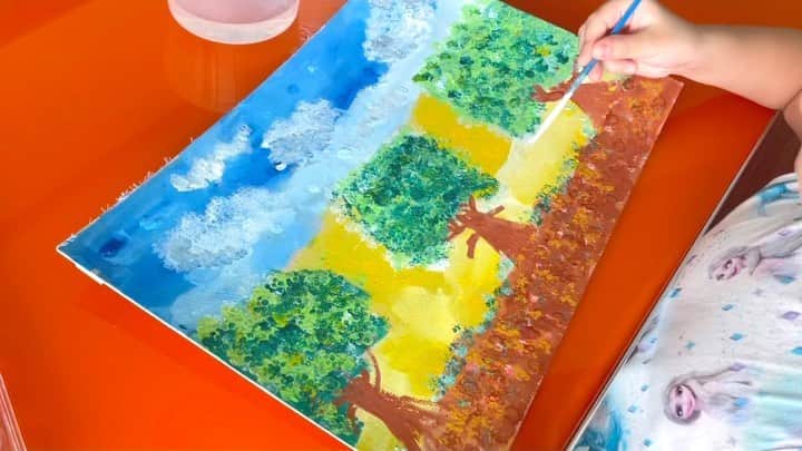 のインスタグラム：「. 一気に賑やかな絵になった🐰🚙☁️🚥🌸🍎🤍❤️ . 2.3枚目はパパと娘のお描き。 おうち時間が続いてパパもお絵描きする機会が増えたからどんどん上達しております(笑) . . #リール投稿の続き #お絵描き #おうち時間 #タイ生活」
