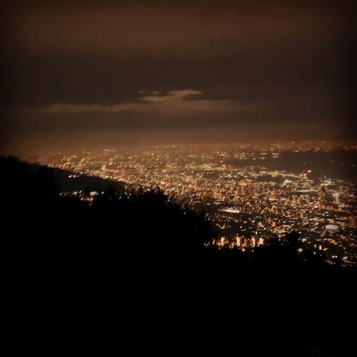 浅田斉吾のインスタグラム：「パワースポットに行こうと先日行った夜景 リア充ばっかり 我々おっさん2人（笑） 綺麗やったから良し  #夜景 #日本3大夜景 #パワースポット #摩耶山 #バイク好きな人と繋がりたい  #バイクのある風景 #バイクのある生活」